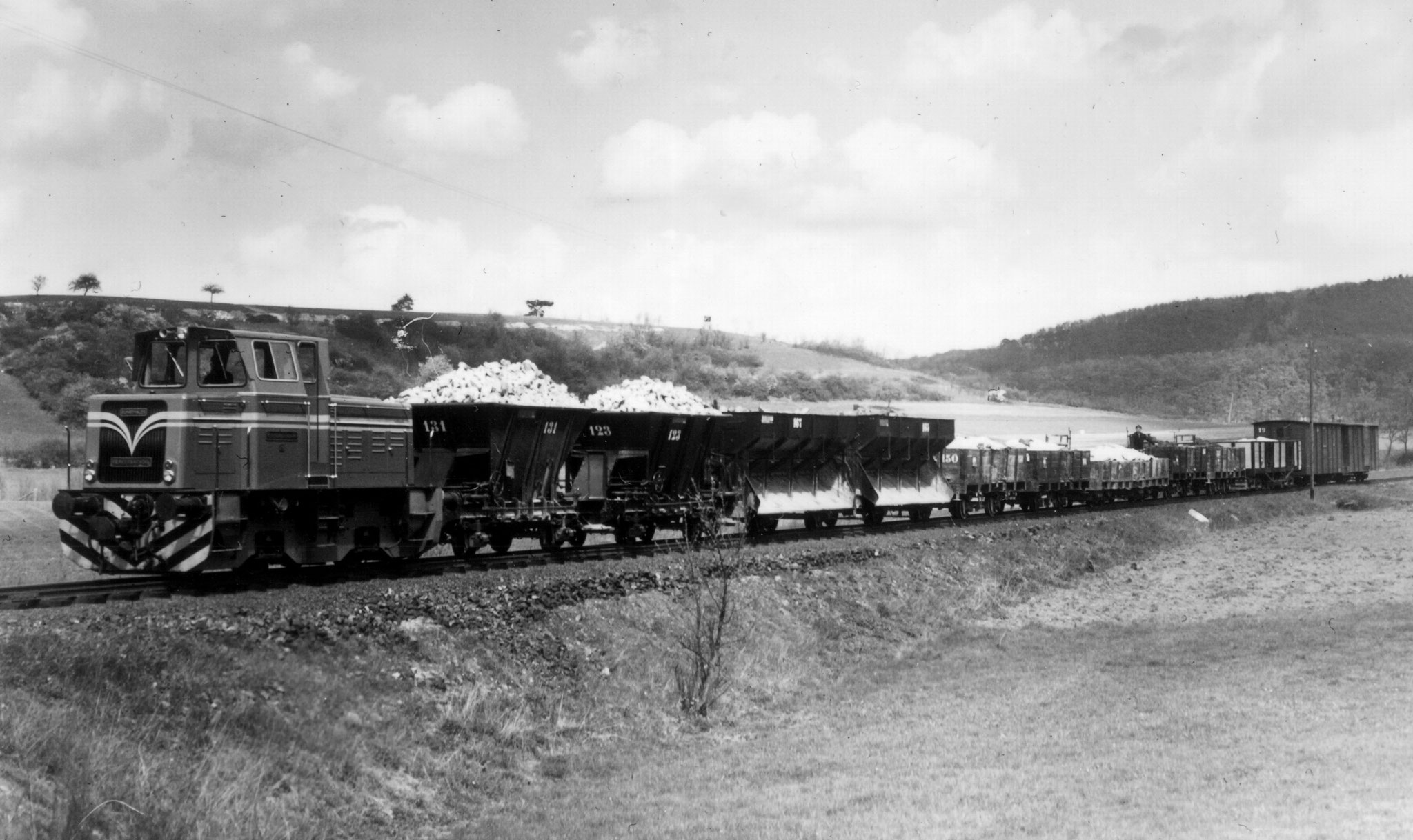 Langer Zug bei Schadeck, am Ende laufen Wagen 19 und ein Gepäckwagen