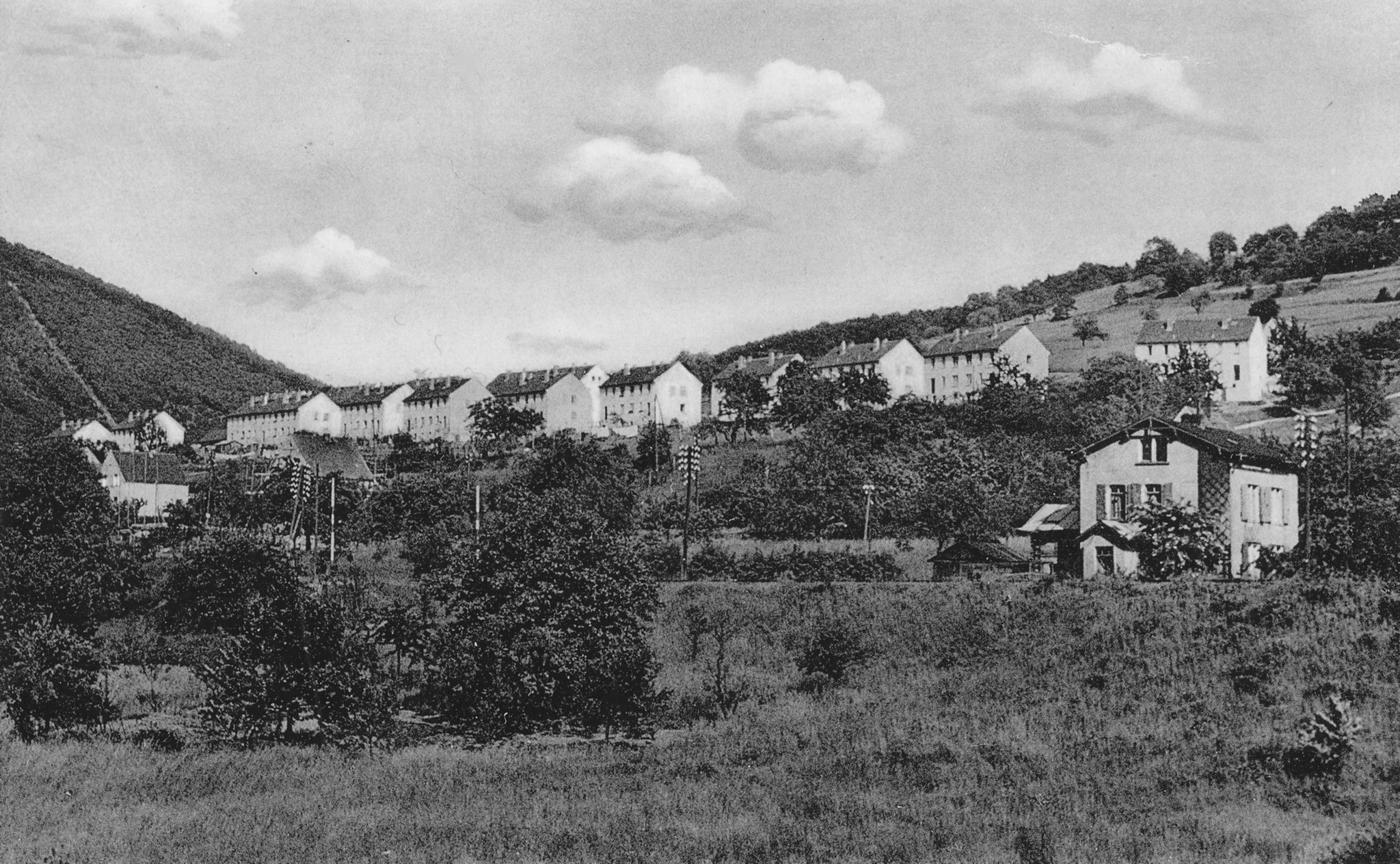 Siedung Fiedland oberhalb der rechte Rheitalbahn 1954