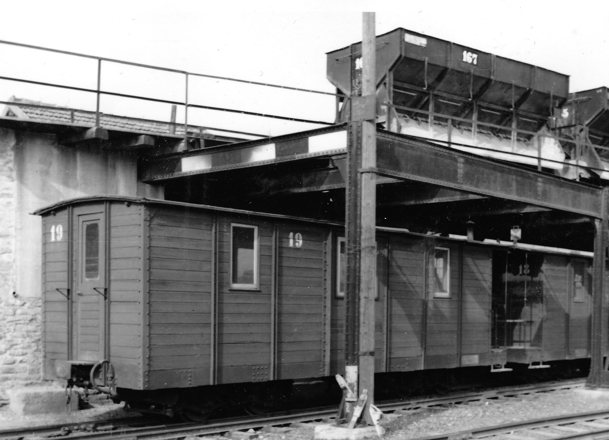 Hier Wagen 19 und wagen 17 unter den Sturtzgerüst in Kerkerbach