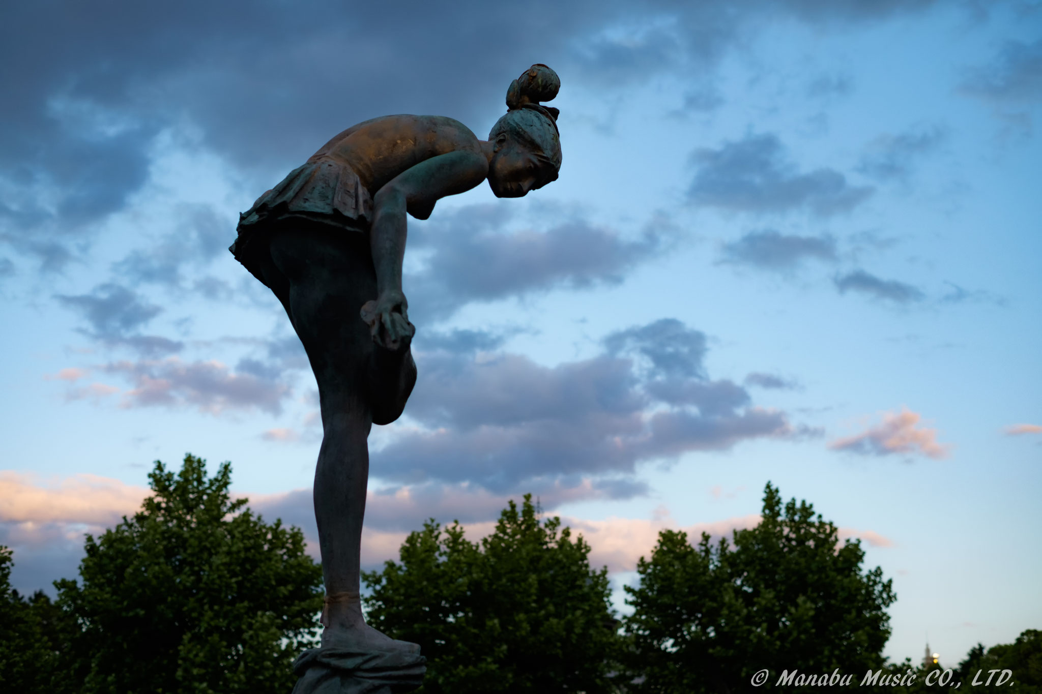 鶴舞公園、夕暮れ時の「踊り子像」  X-E2 XF35mm F1.4