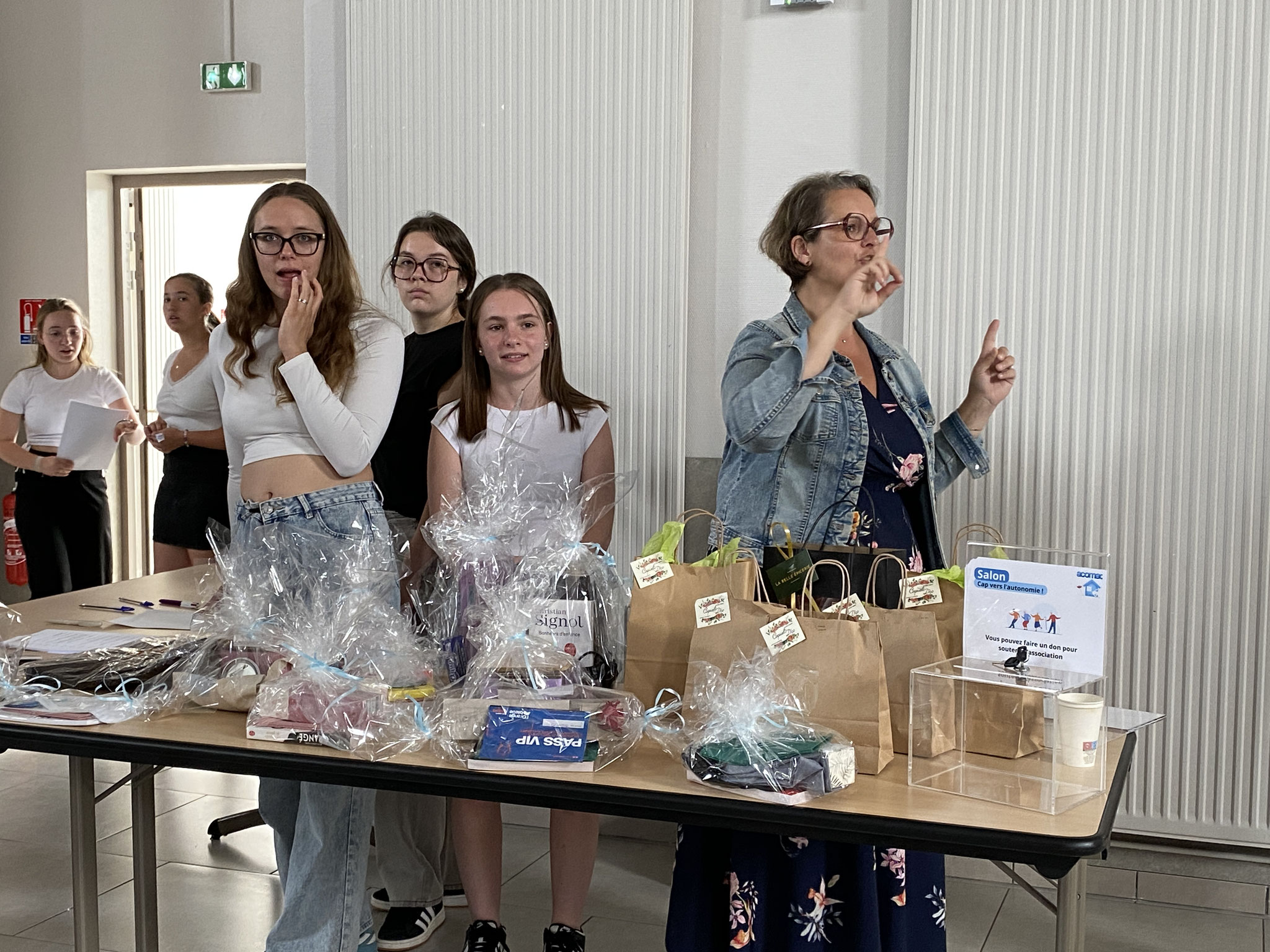 Angélique CLÉMENT, Aide-soignante de l'ACOMAD accompagnée des élèves de la MFR de Criquetot l'Esneval