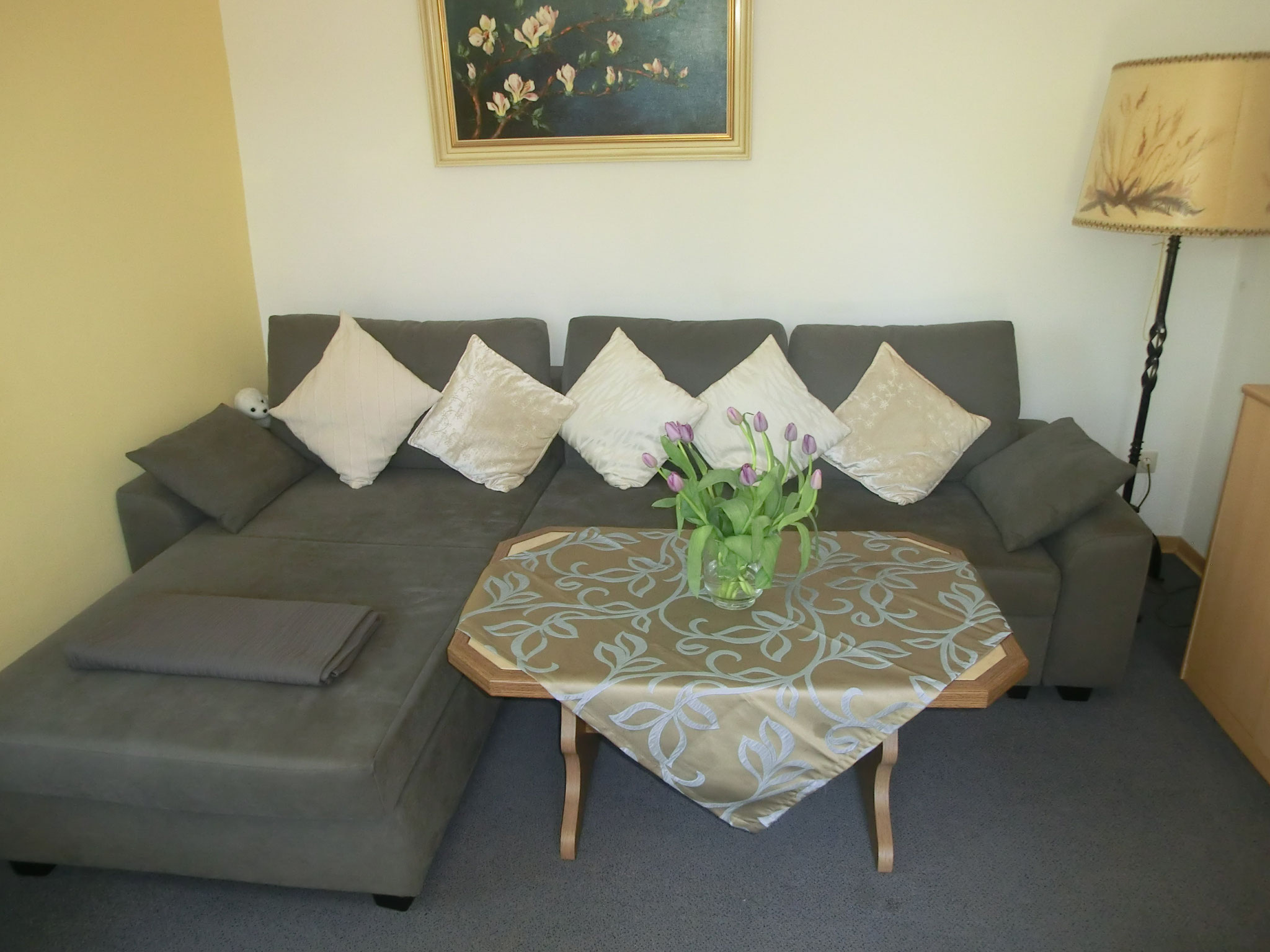 mit neuem Sofa