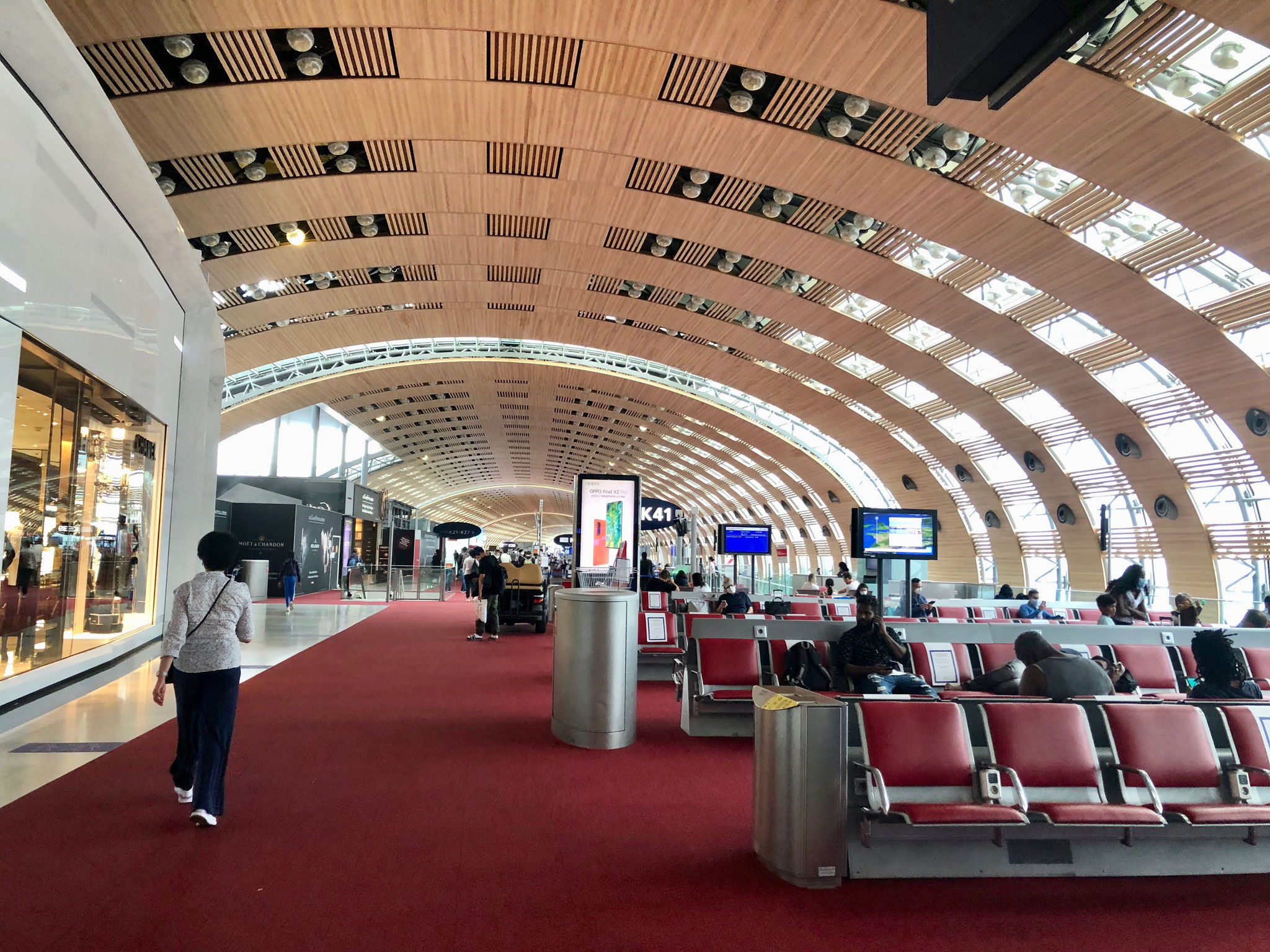 シャルル・ド・ゴール空港：日本人は10人ほどしか見かけなかった東京行きの搭乗口