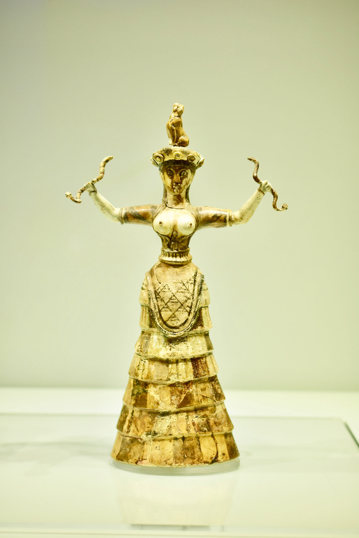 イタリアの小学校の教科書には必ずでてくる「蛇の女神」（紀元前1600〜1580年頃）は、クノッソス宮殿から発掘（イラクリオン古代博物館貯蔵物）