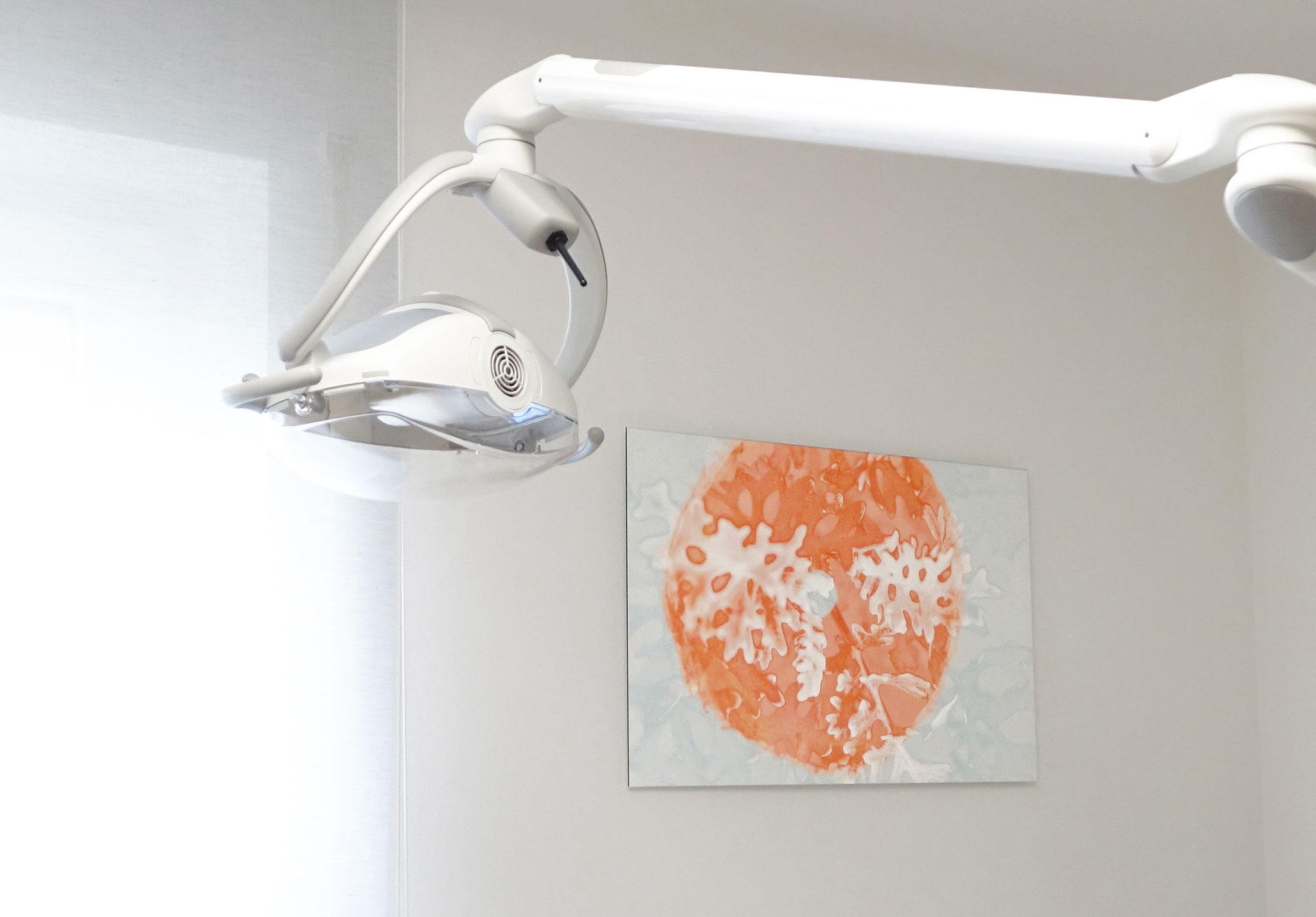 Sanfte Farbwelt im Praxisraum, Kunst für Zahnarztpraxis zur Beruhigung und positiven Raumwirkung.