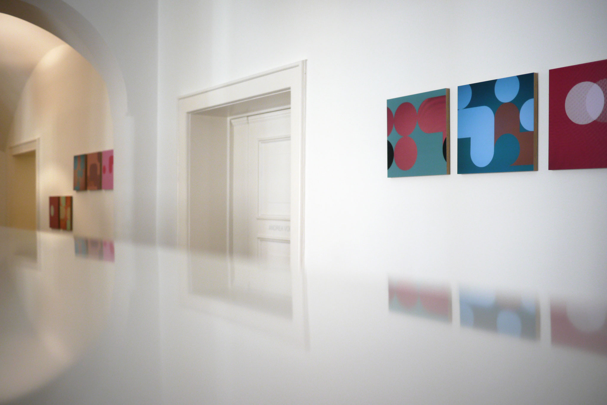 Abstrakte Punktmotive im Praxisgang, Kunst für Psychotherapie als Raum für Fantasie und Interpretation.
