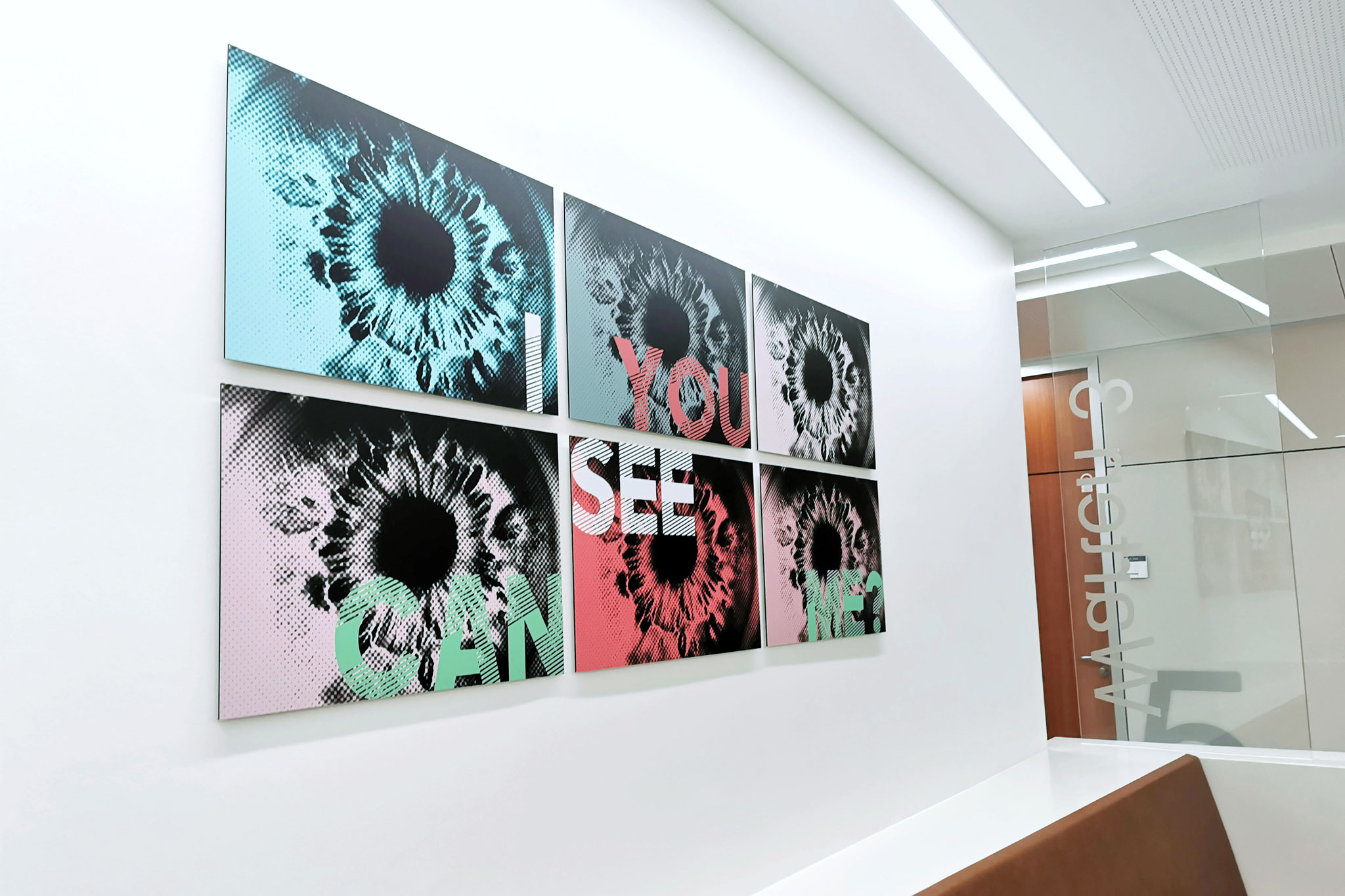 Typografie und Popart Iris als Eyecatcher, Kunst für Kliniken im Empfangsbereich und Wartezimmer.