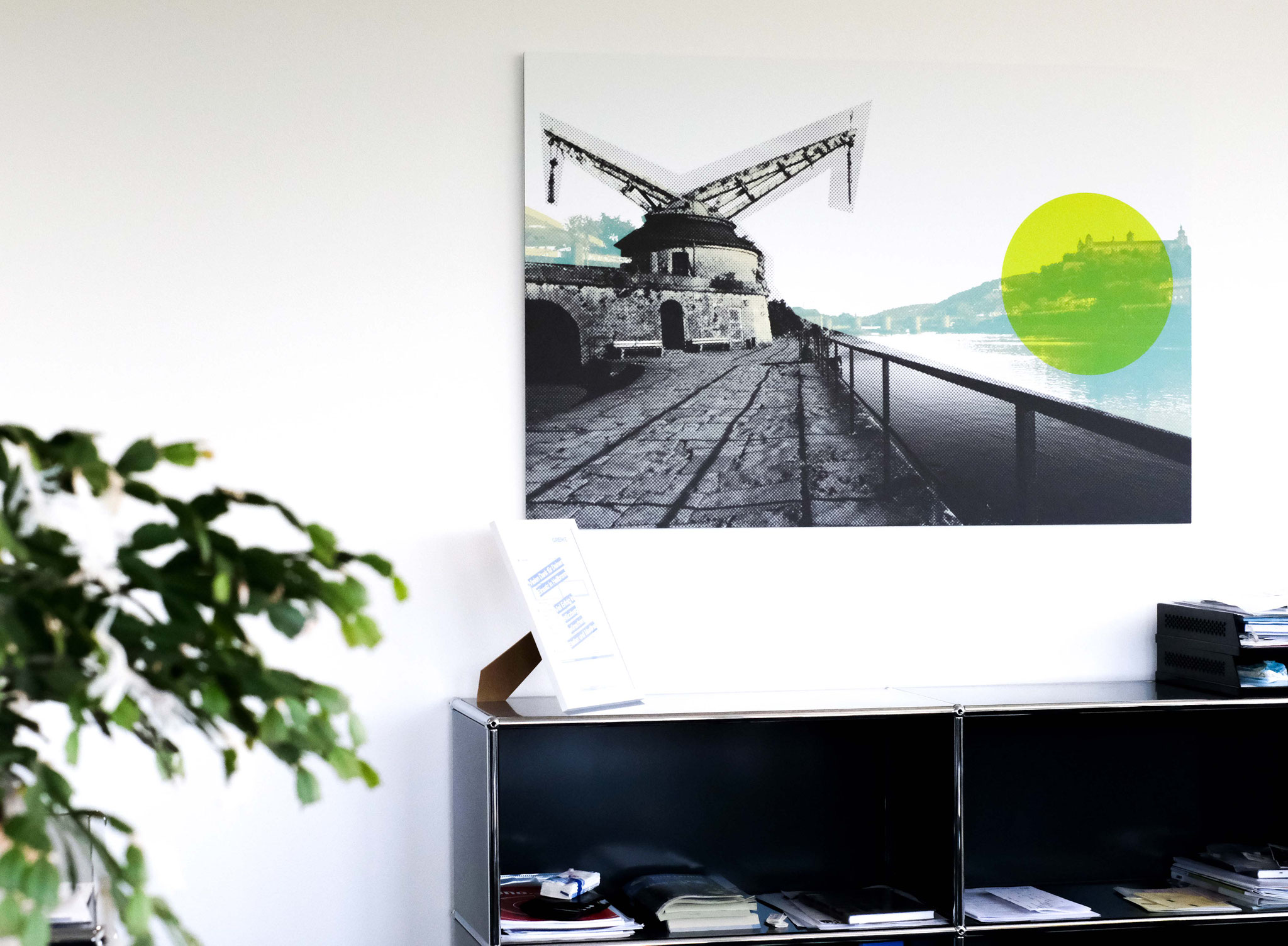 Büroflur mit regionalem Bildkonzept Würzburg, Kunst für Unternehmen mit klaren Farben und Motiven.