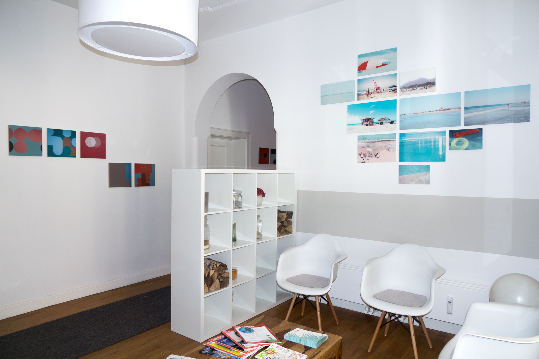 Raumansicht Wartebereich mit Motiven und heller Farbigkeit, Kunst für Praxis als Wohlfühl Konzept.