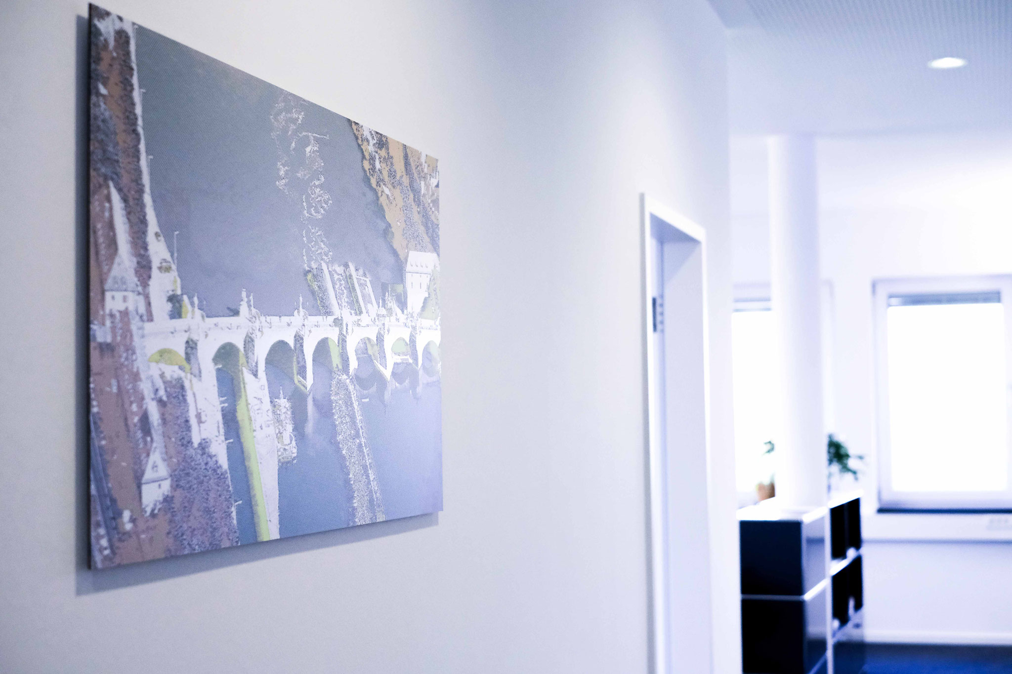 Motividee Alte Mainbrücke oder Mainufer abstrahiert, Kunst im Büro mit frischen, geometrischen Akzenten