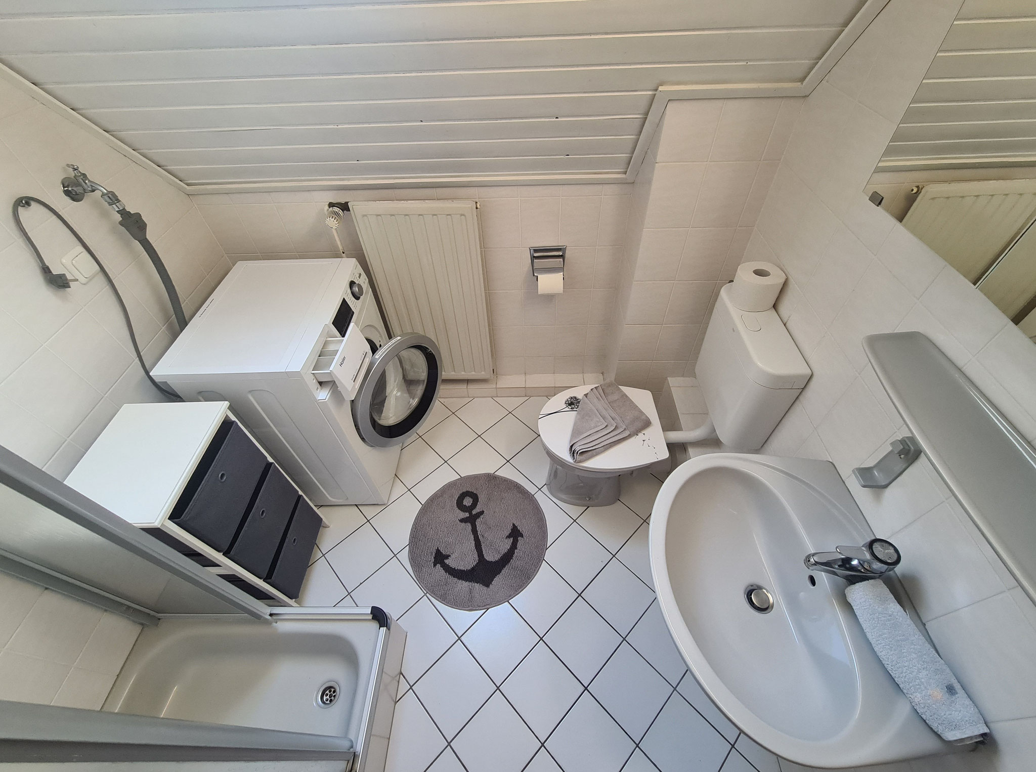 Badezimmer mit Waschmaschine