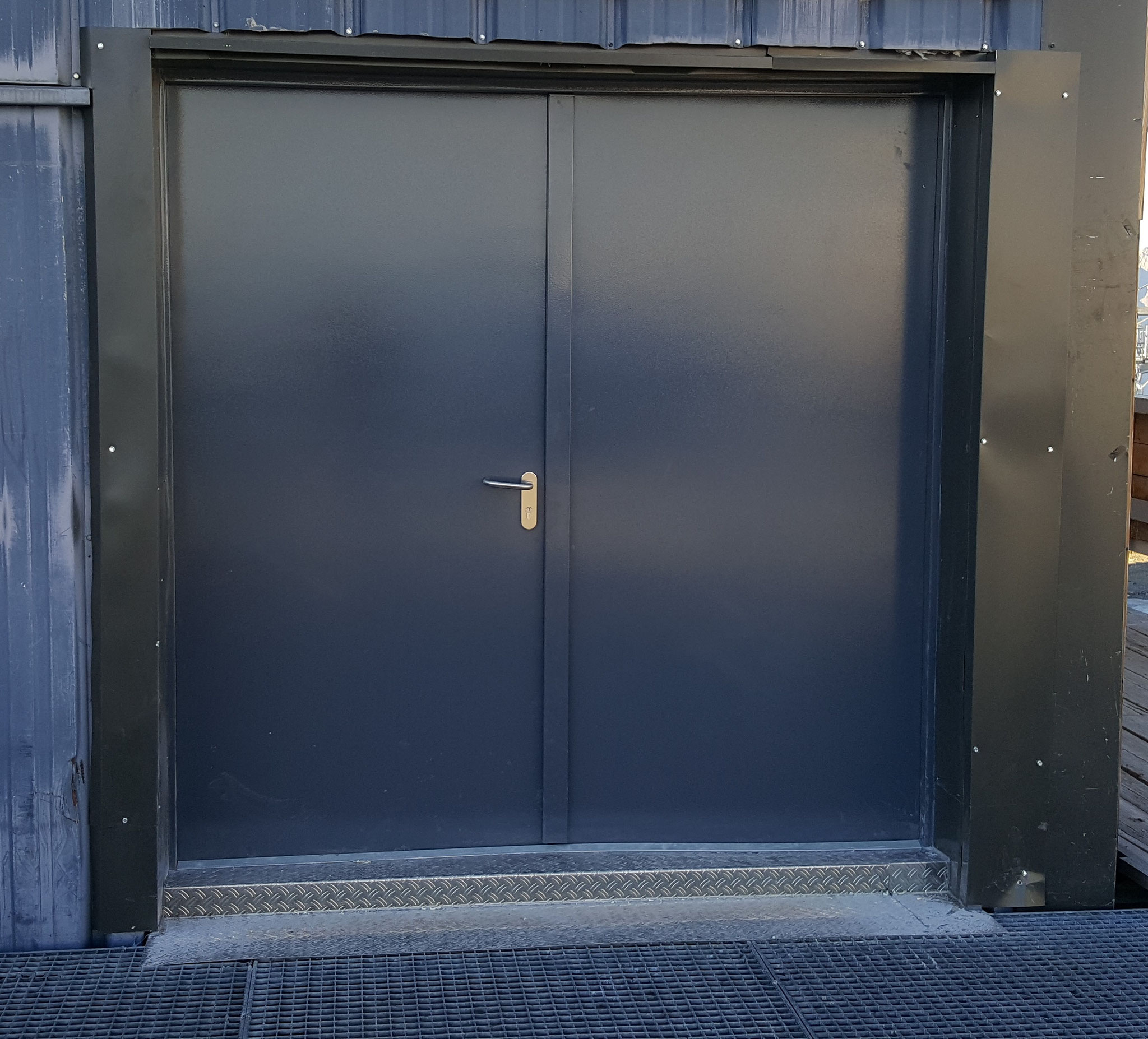 Porte de service métallique résistante