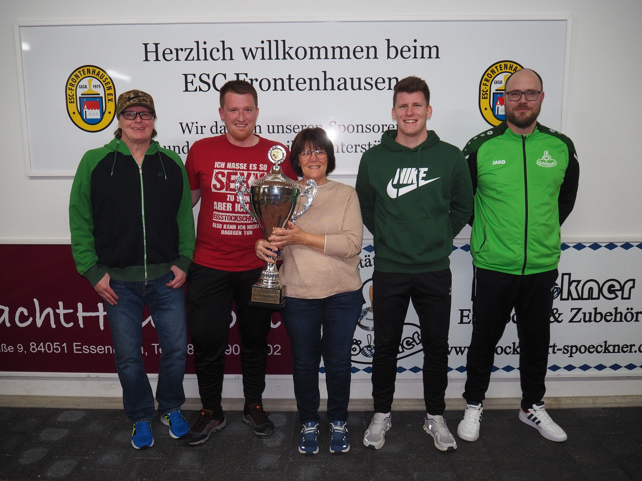 Siegermannschaft 'Die Eberls' mit Sportwart Mike Nodes; Foto: Monika Ebnet