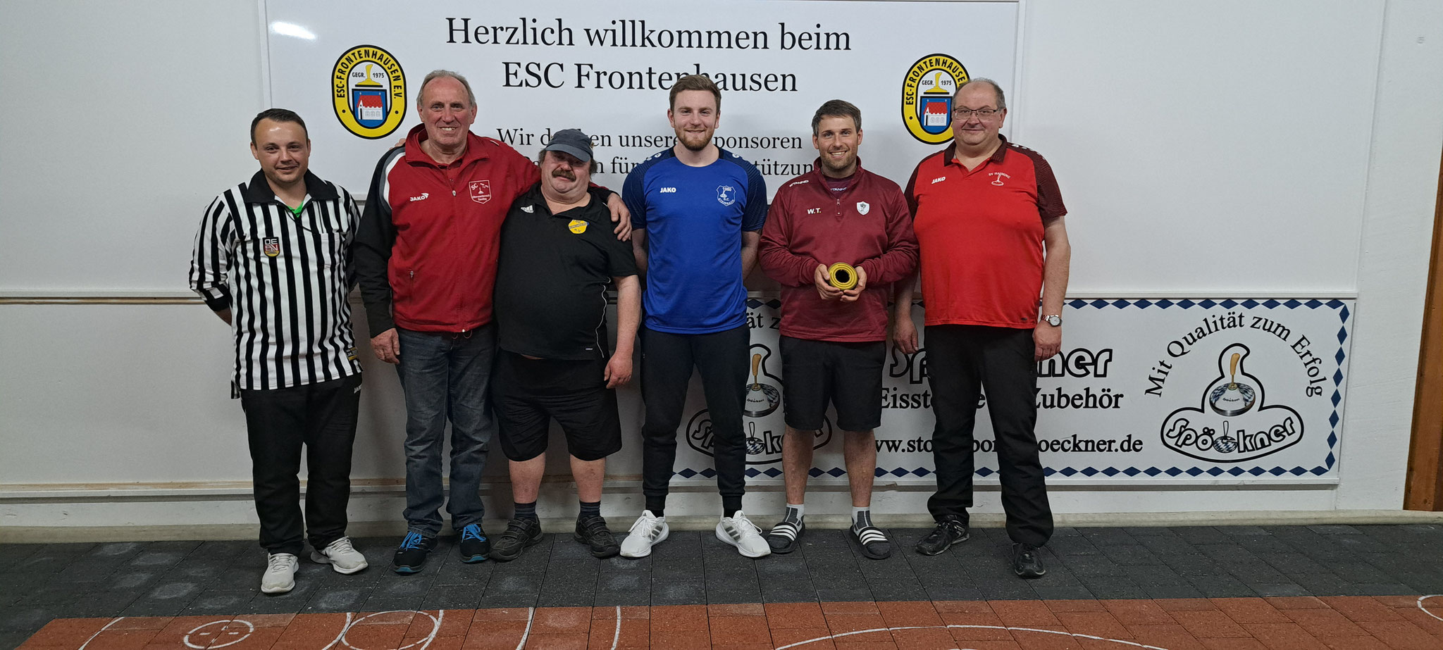 v.l.n.r.: Schiedsrichter Michael Hasreiter, SC Oberwackerstall-Tunding, TSV Kirchberg, SC Steinbach, EC Welchenberg, SV Haiming