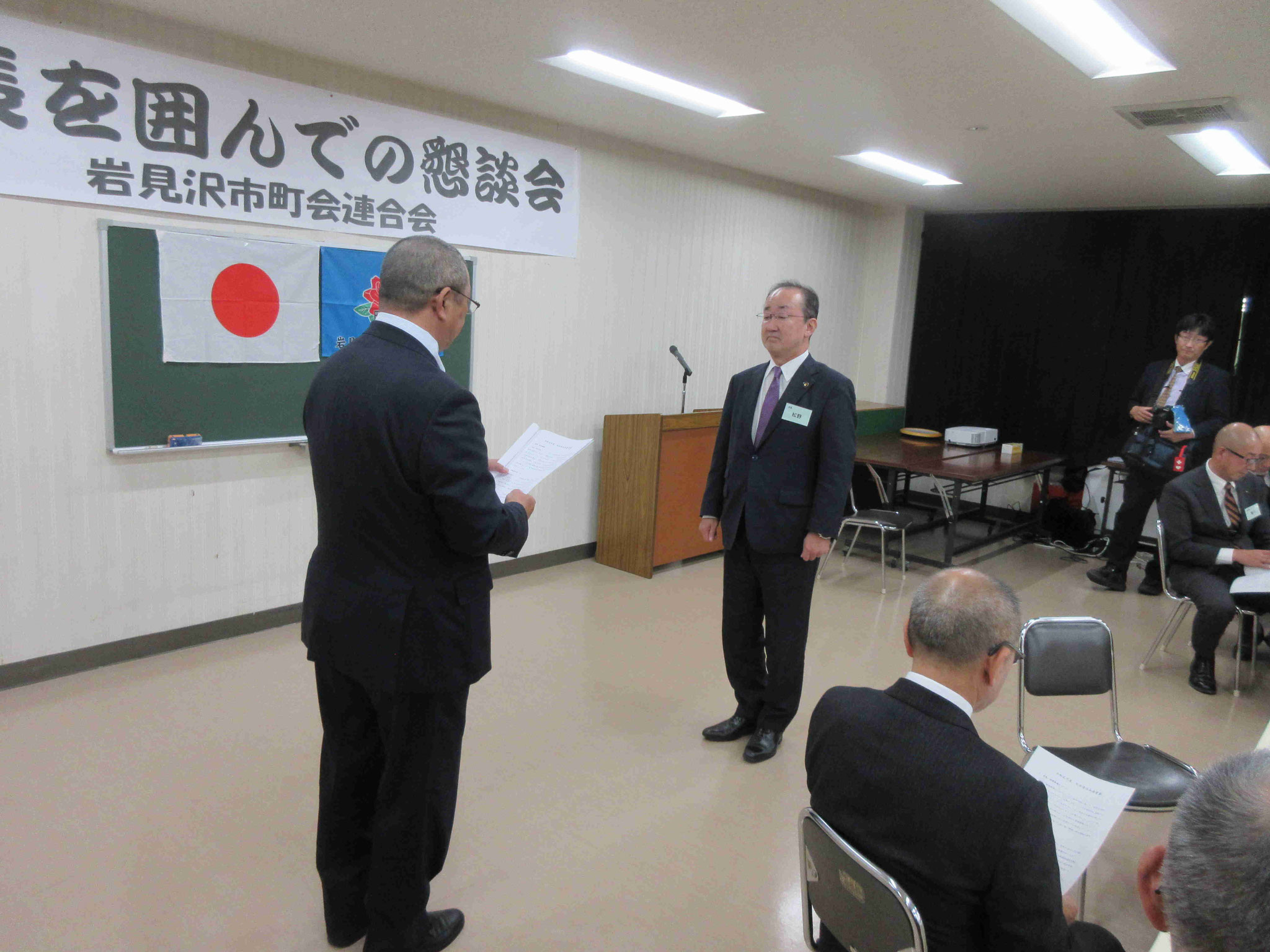 松野市長へ要望書の受渡し