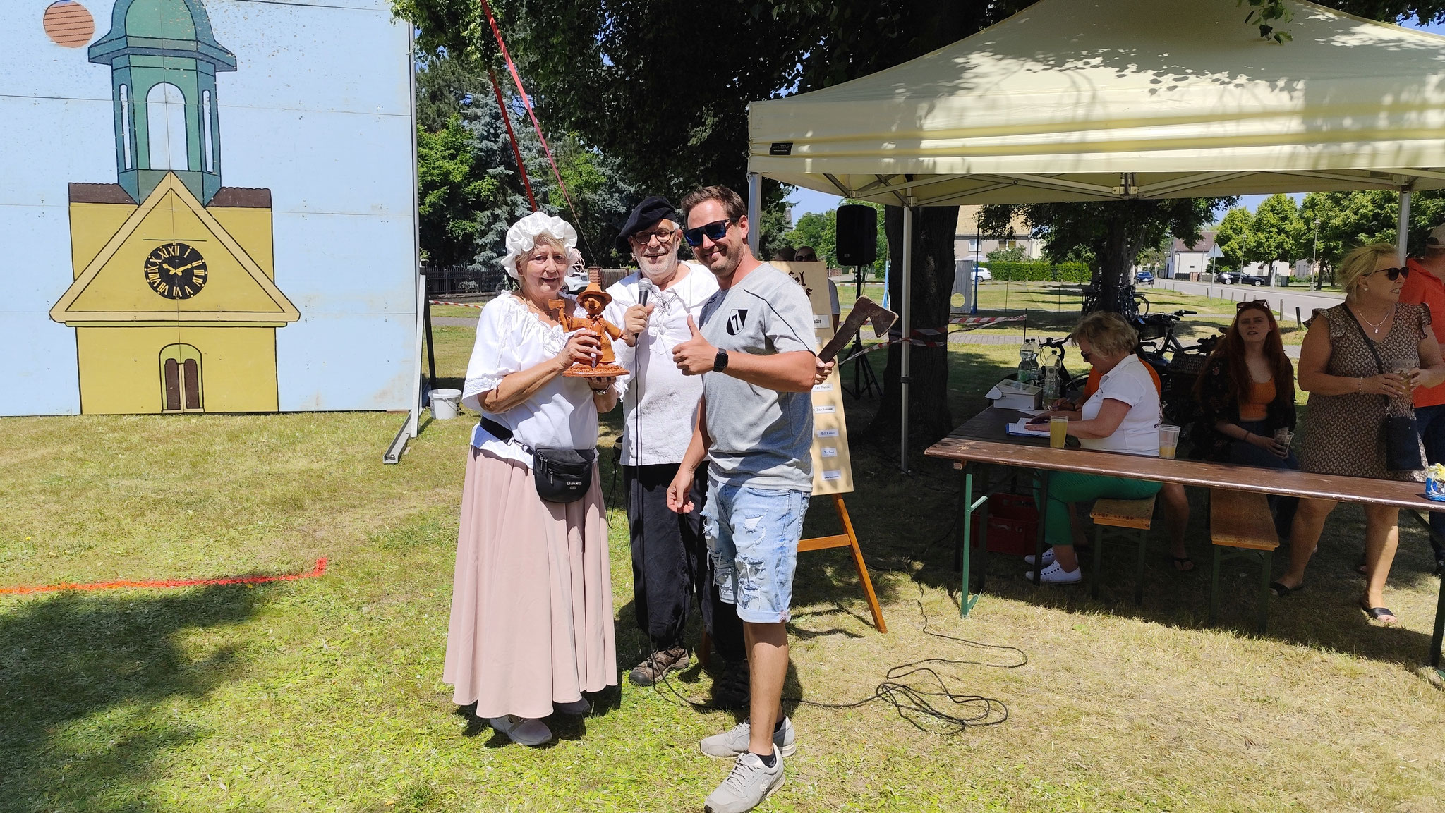 Der Wanderpokal wird durch die Vorjahressieger (Team Gutshof) an den Vereinsvorstand übergeben.