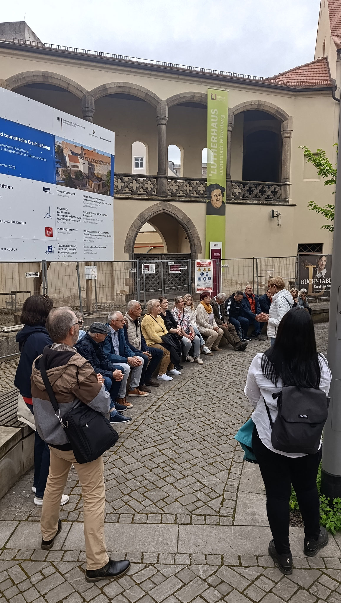 Gespanntes Zuhören vor Luthers Wohnhaus