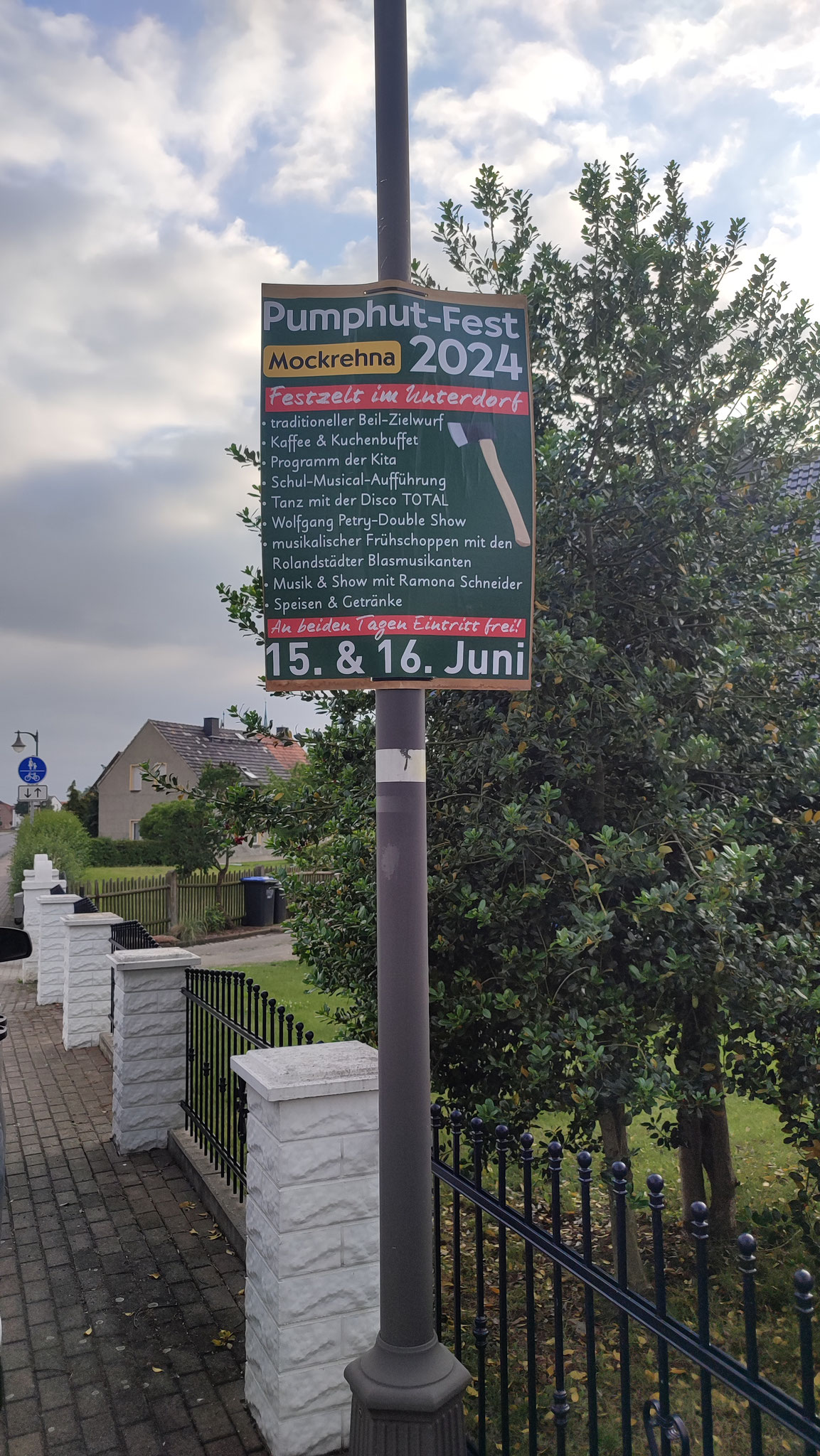 Ausreichend Plakate sollten im Dorf gehangen haben
