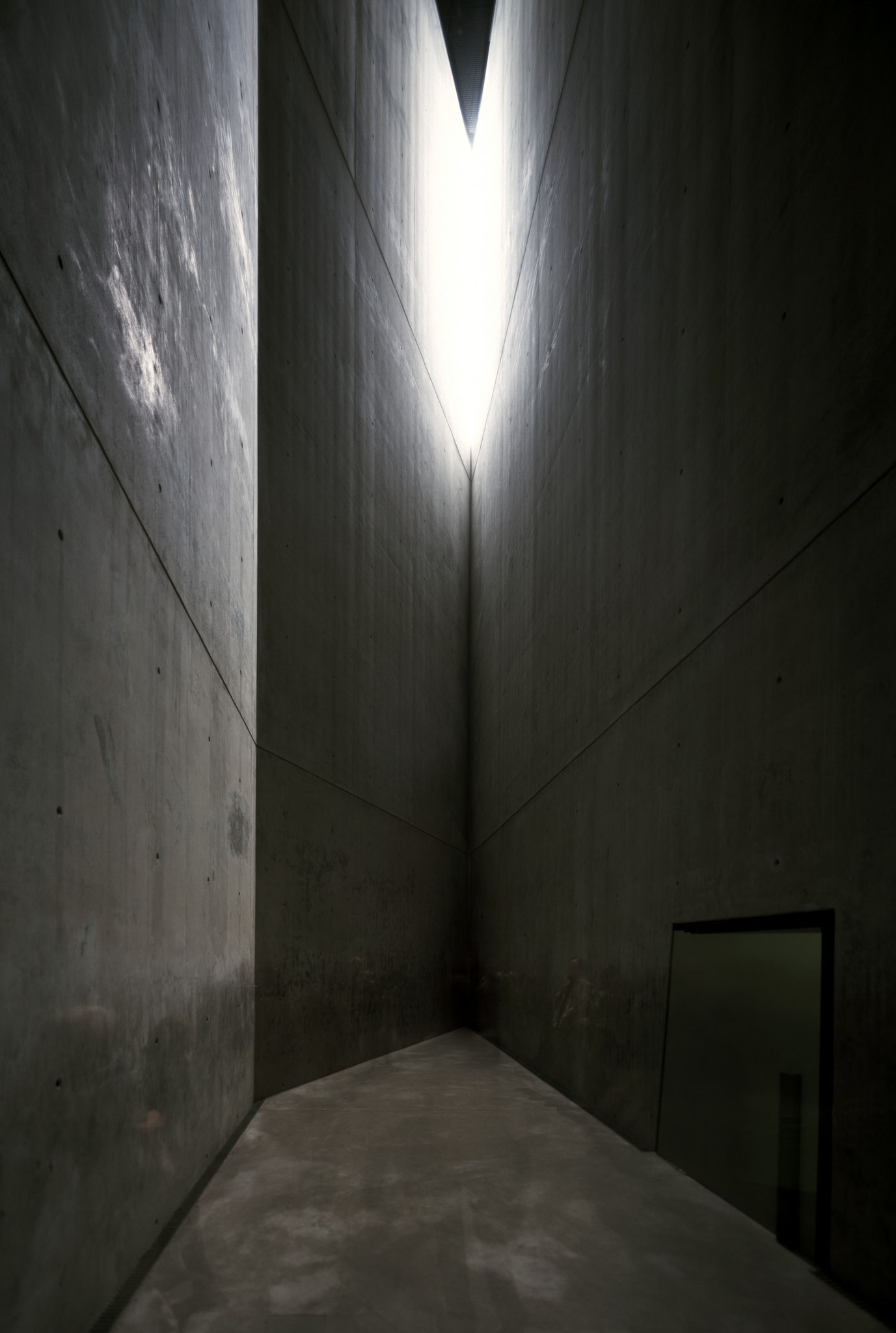 Torre dell'Olocausto, interno