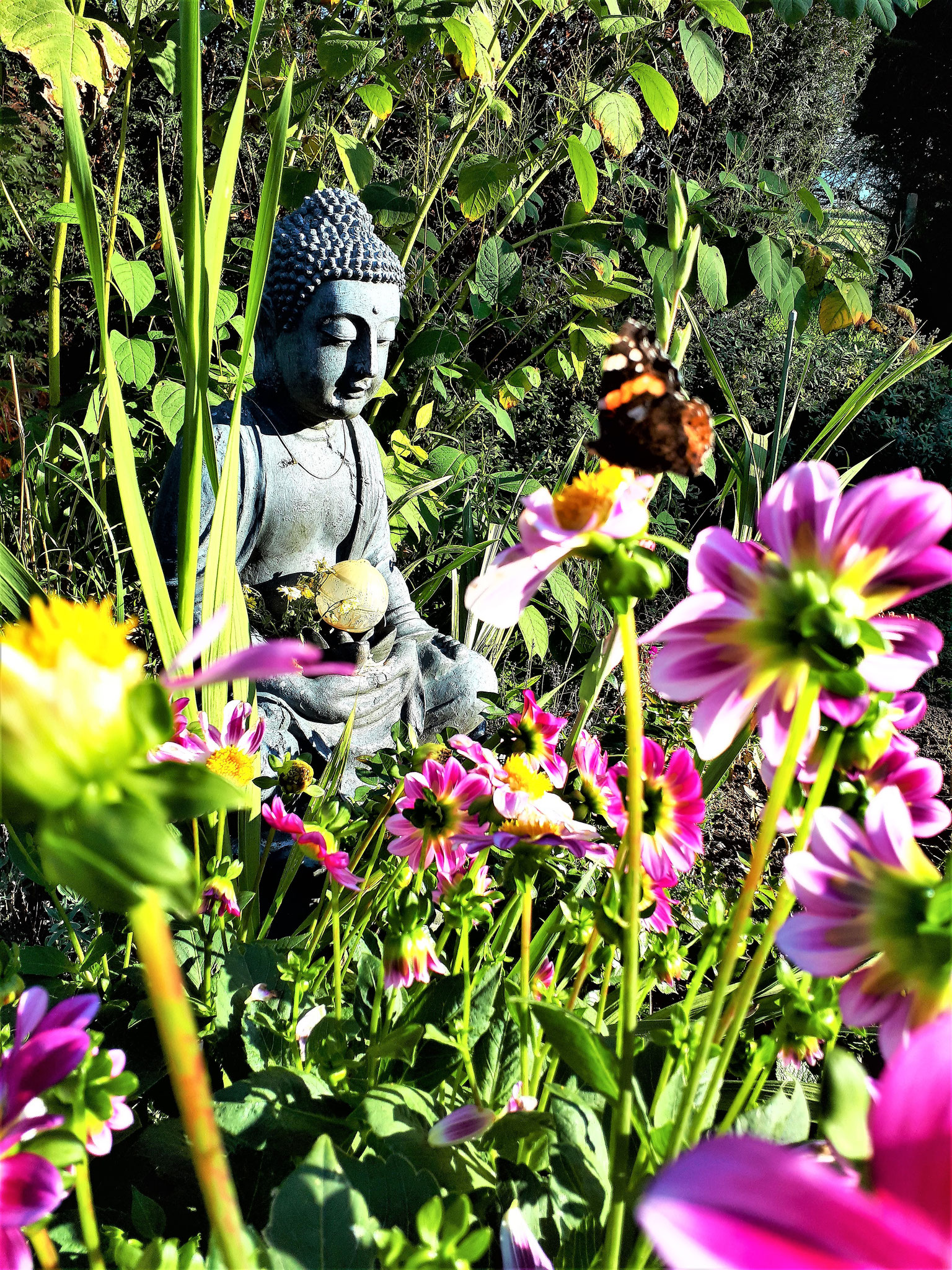Buddha im blühenden Garten