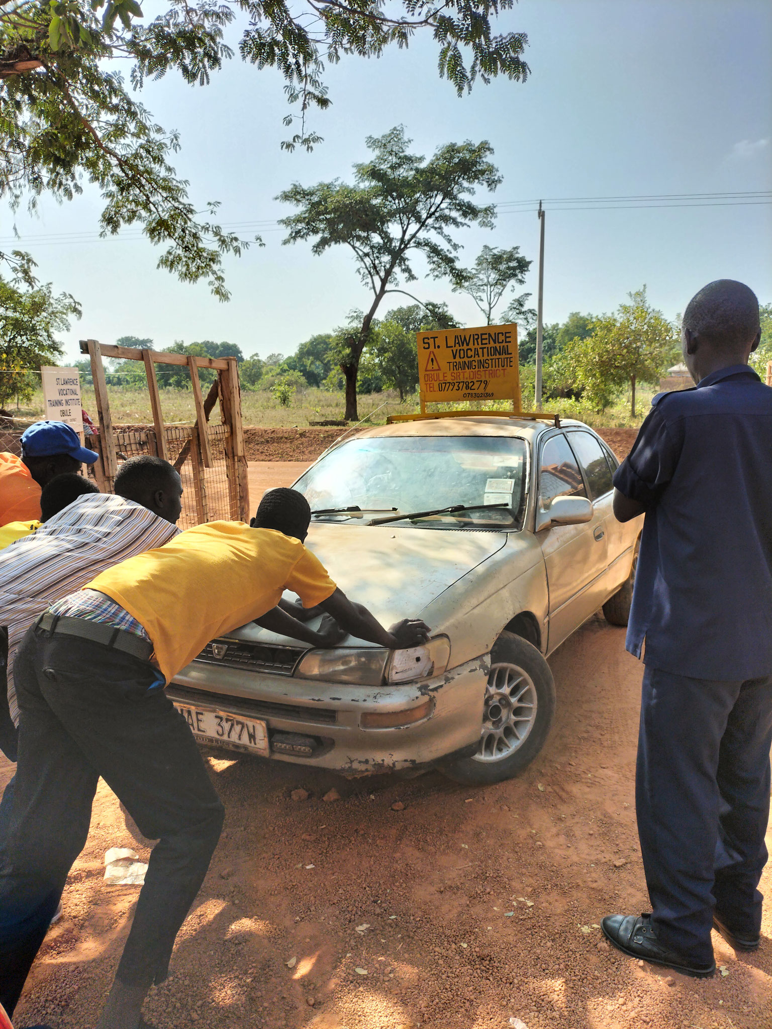 Auto della scuola guida in panne