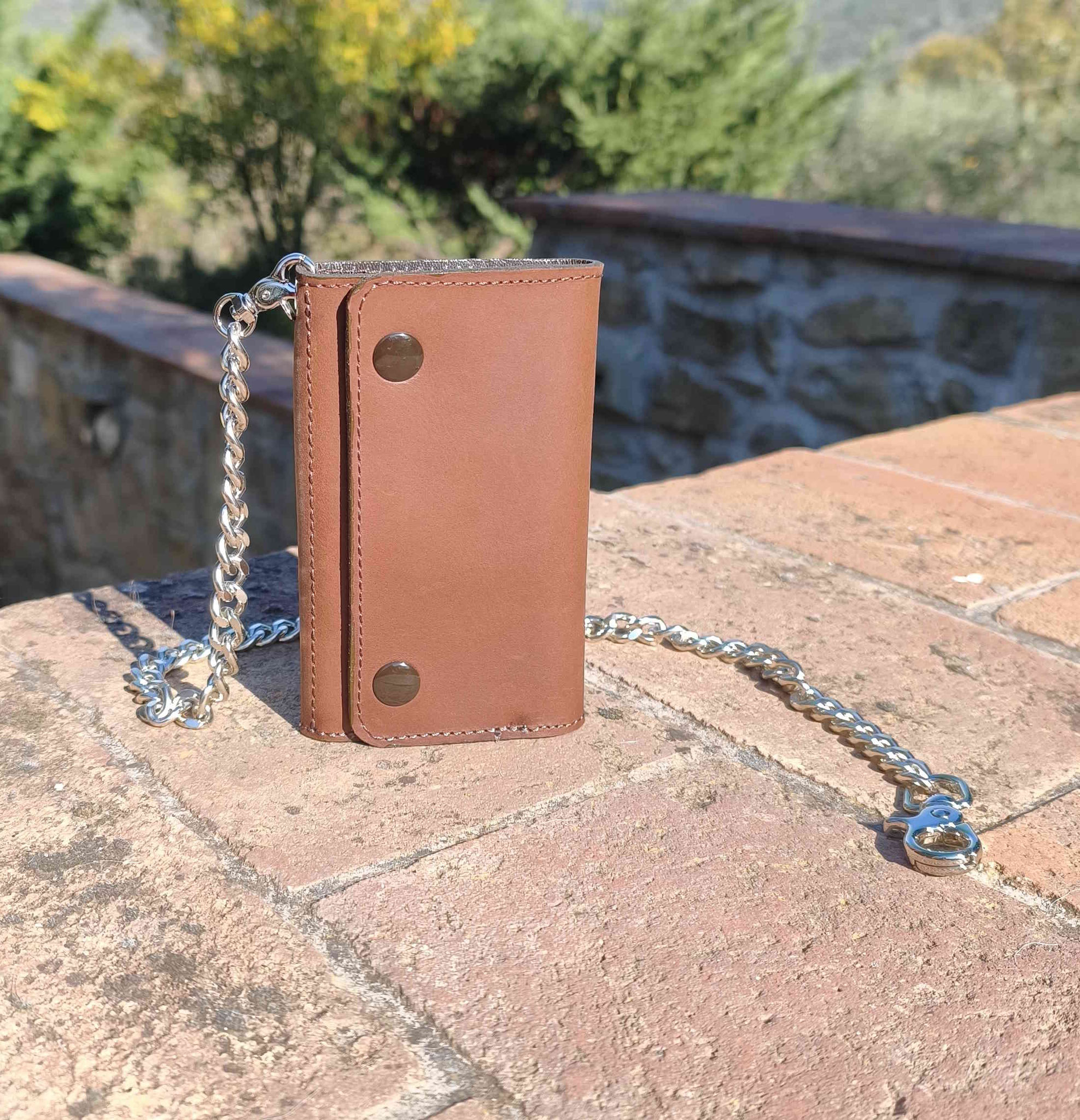 portafogli con catena marrone
