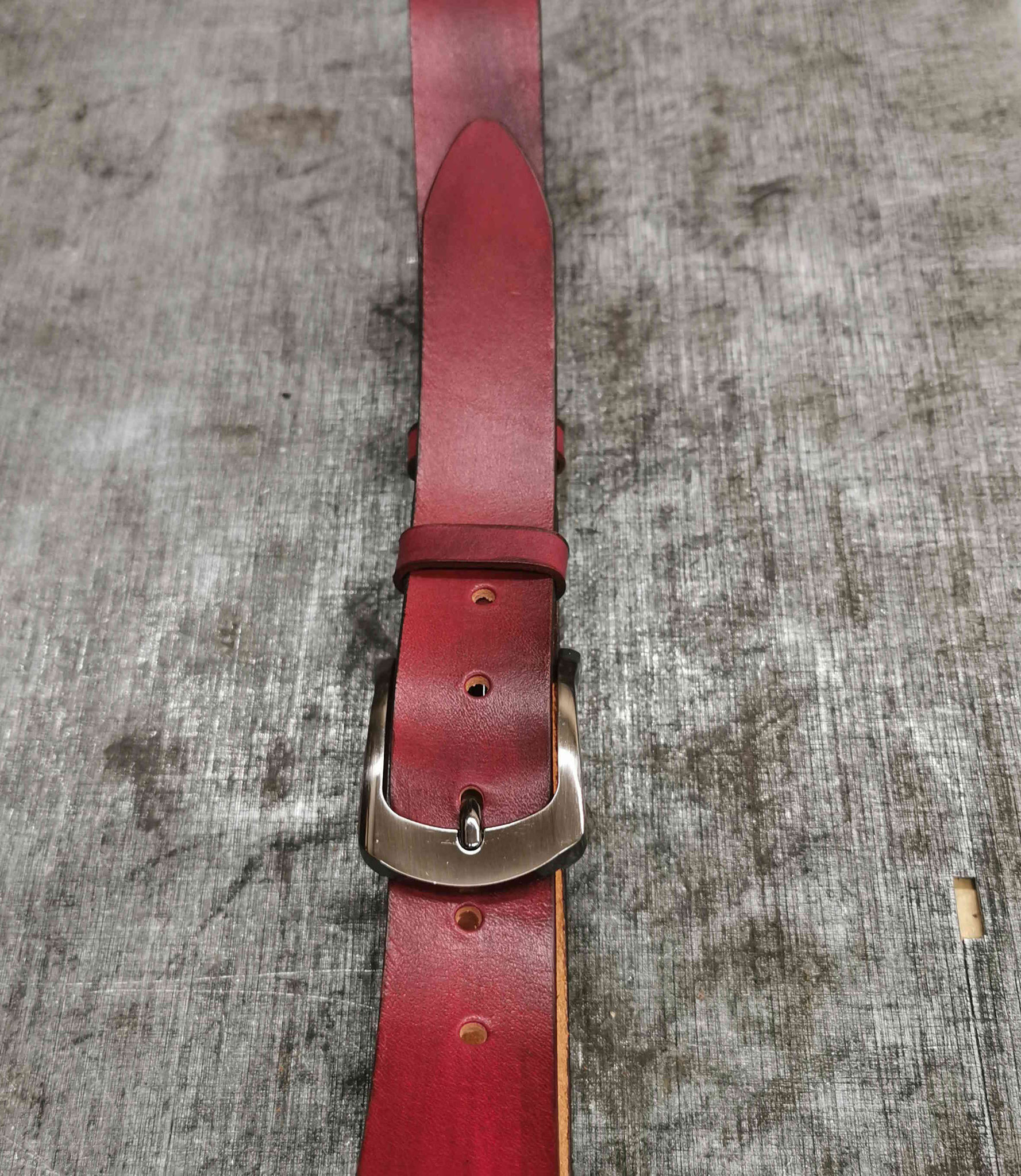 cintura in cuoio rosso