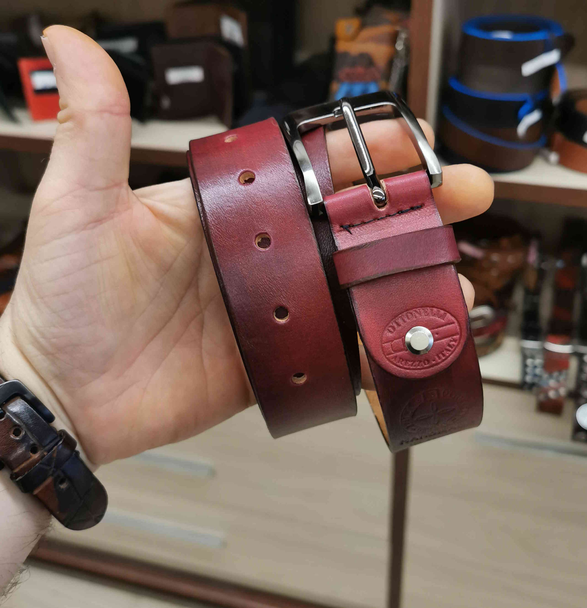 cintura in cuoio rosso