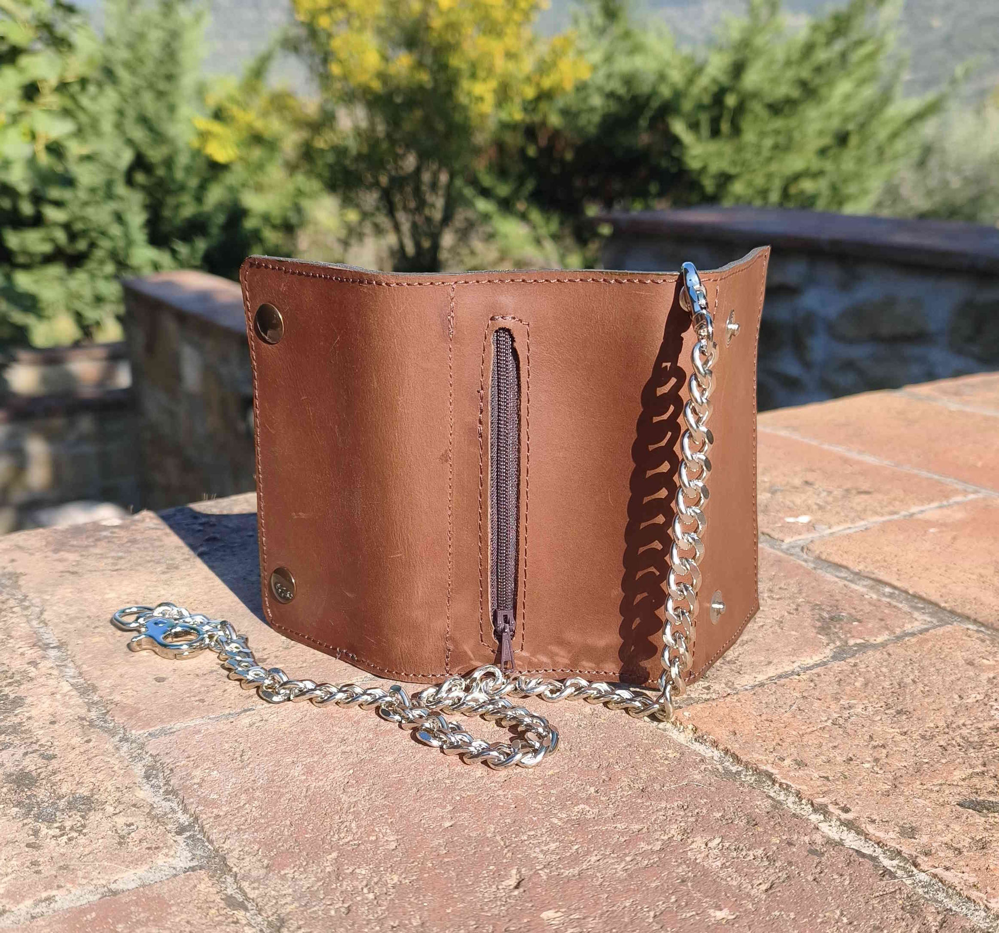 portafogli con catena marrone