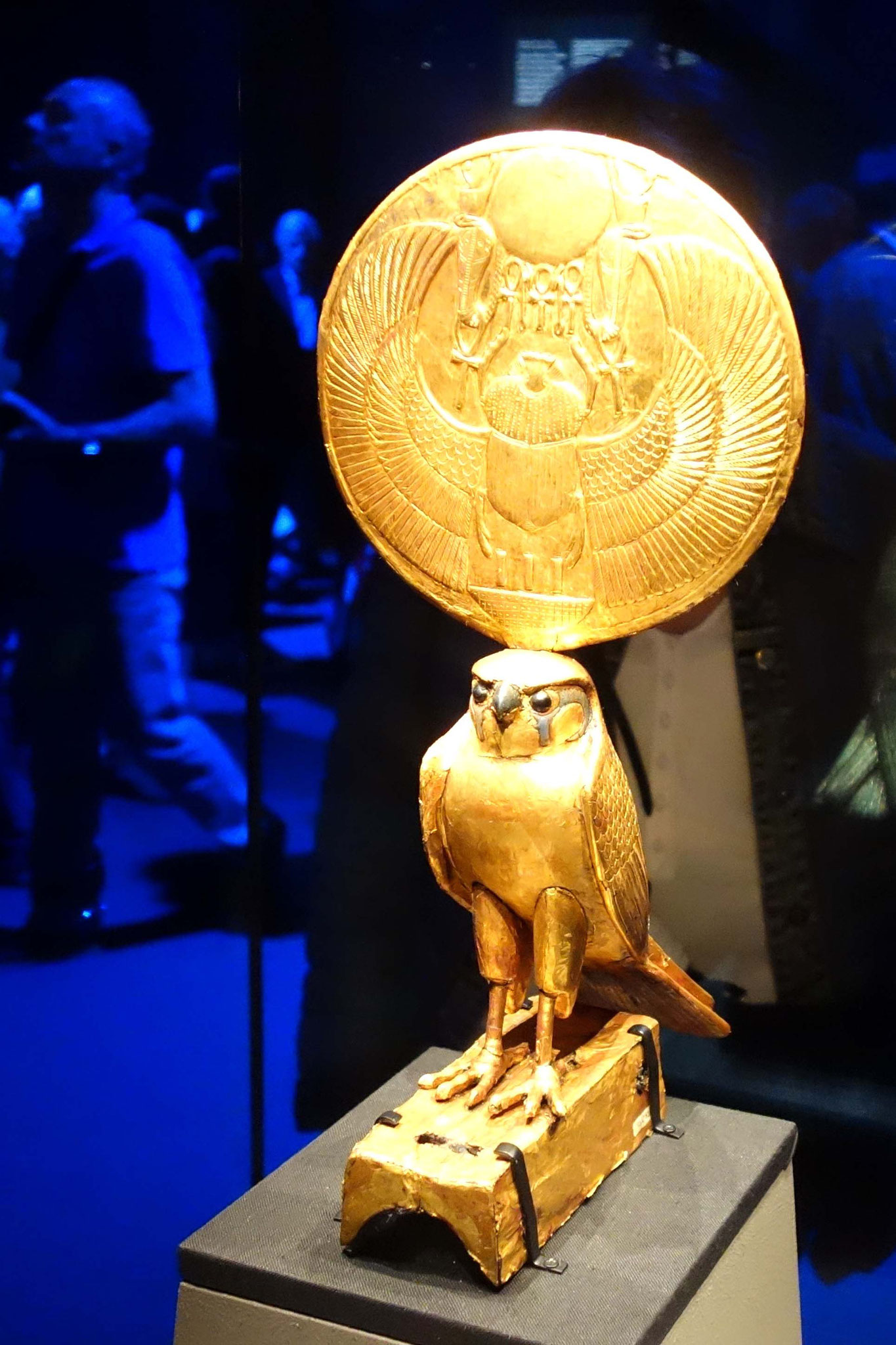5  Horus, faucon, figure de proue d’un des 6 chars dorés