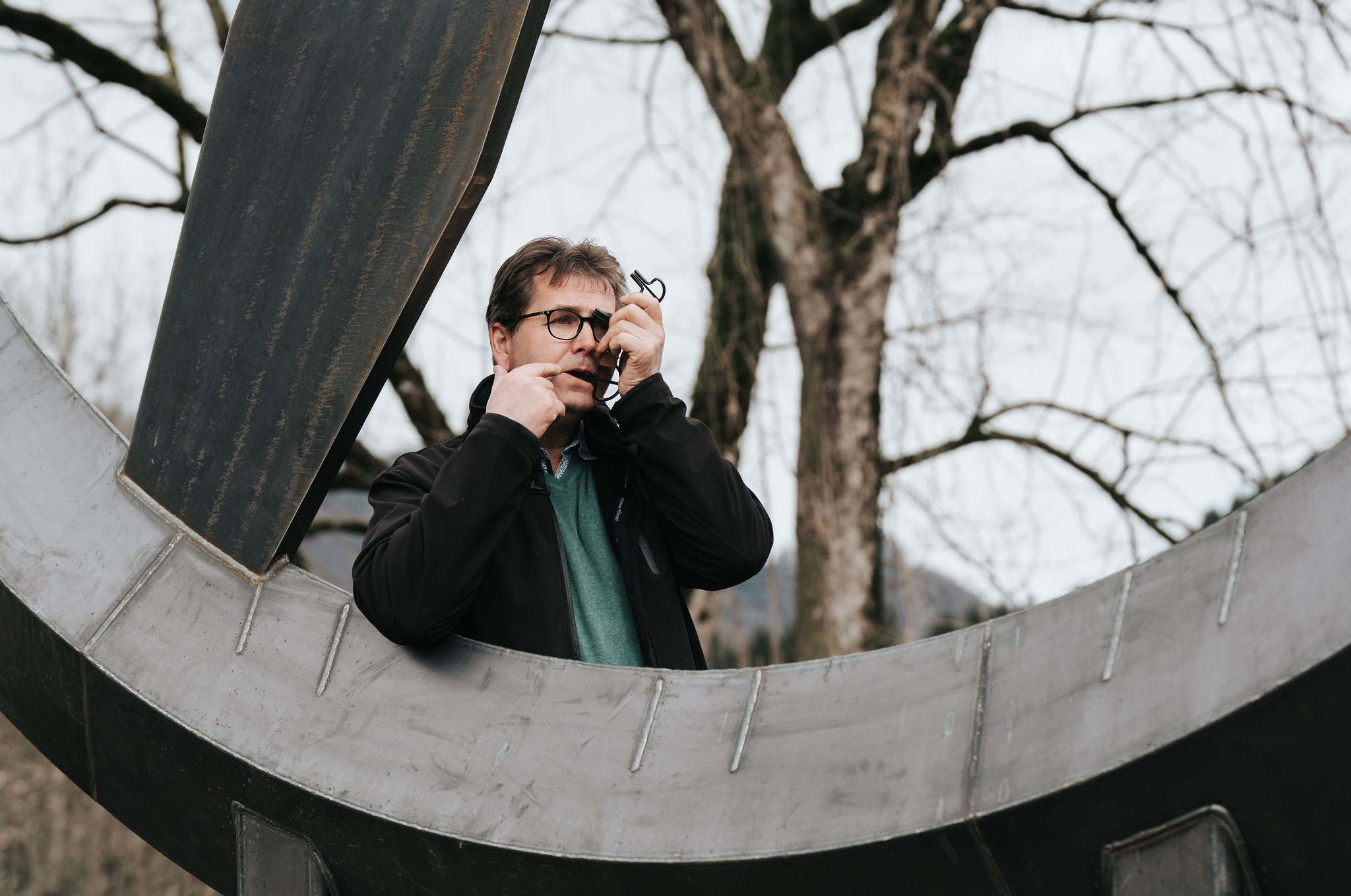 Jaw harp playing in harmony with the world's largest Jaw harp sculpture