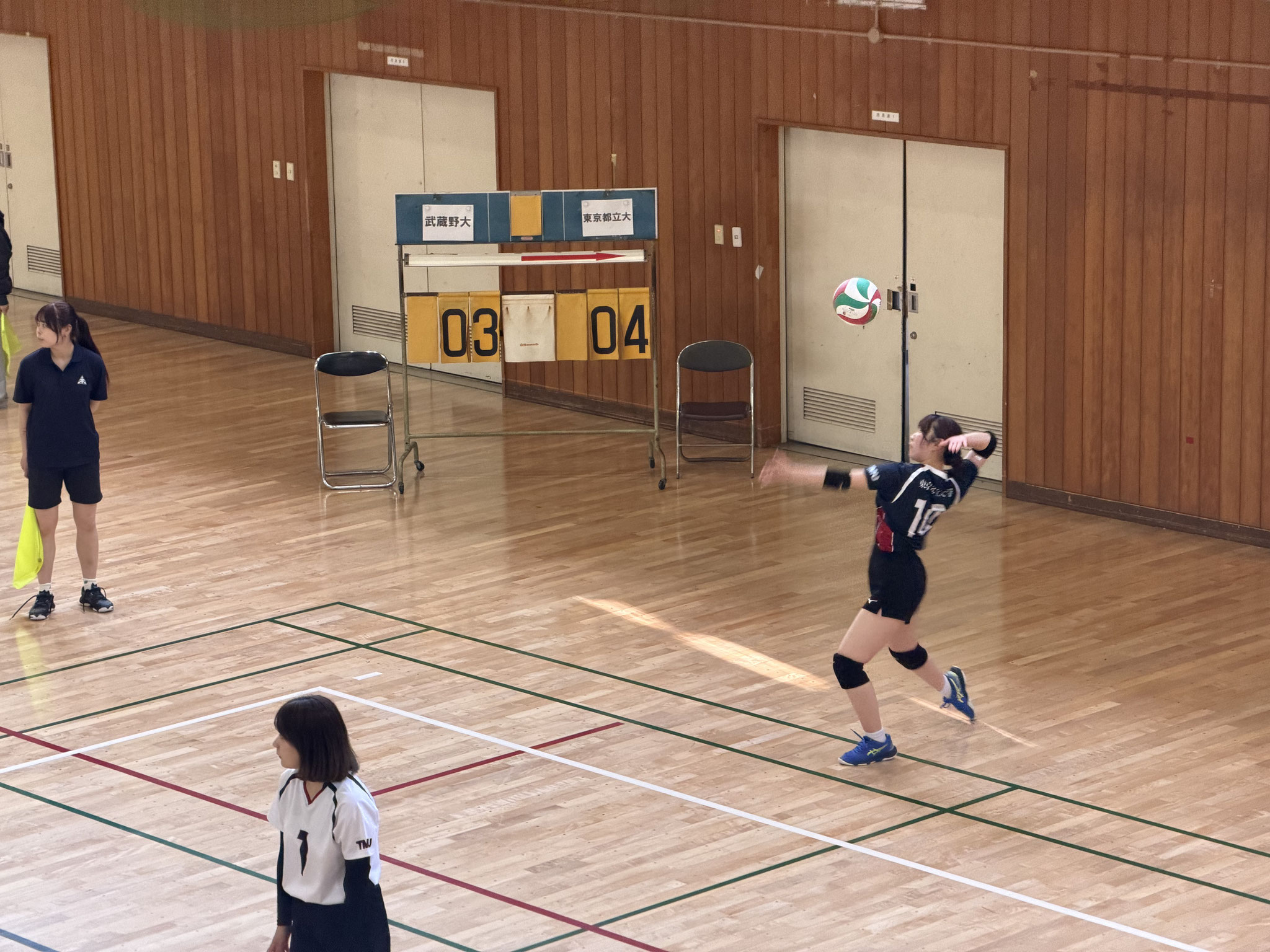 芭吏の連続サーブ