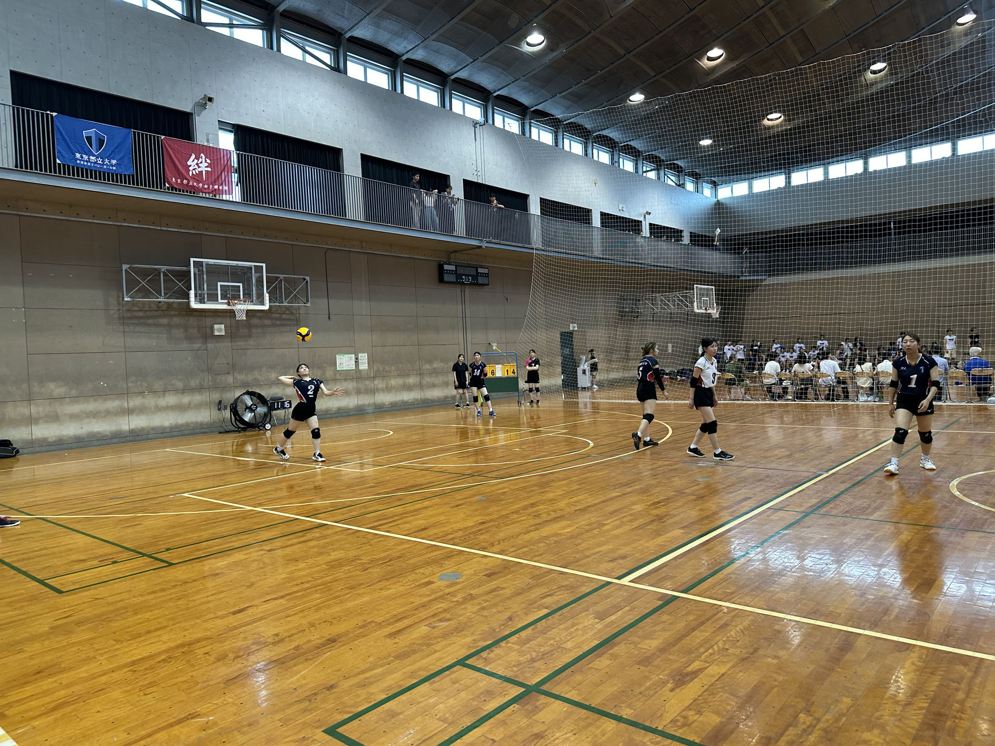 3年生佐古さん(2)のサーブ、大阪公立大学の好レシーブに拾われていました。