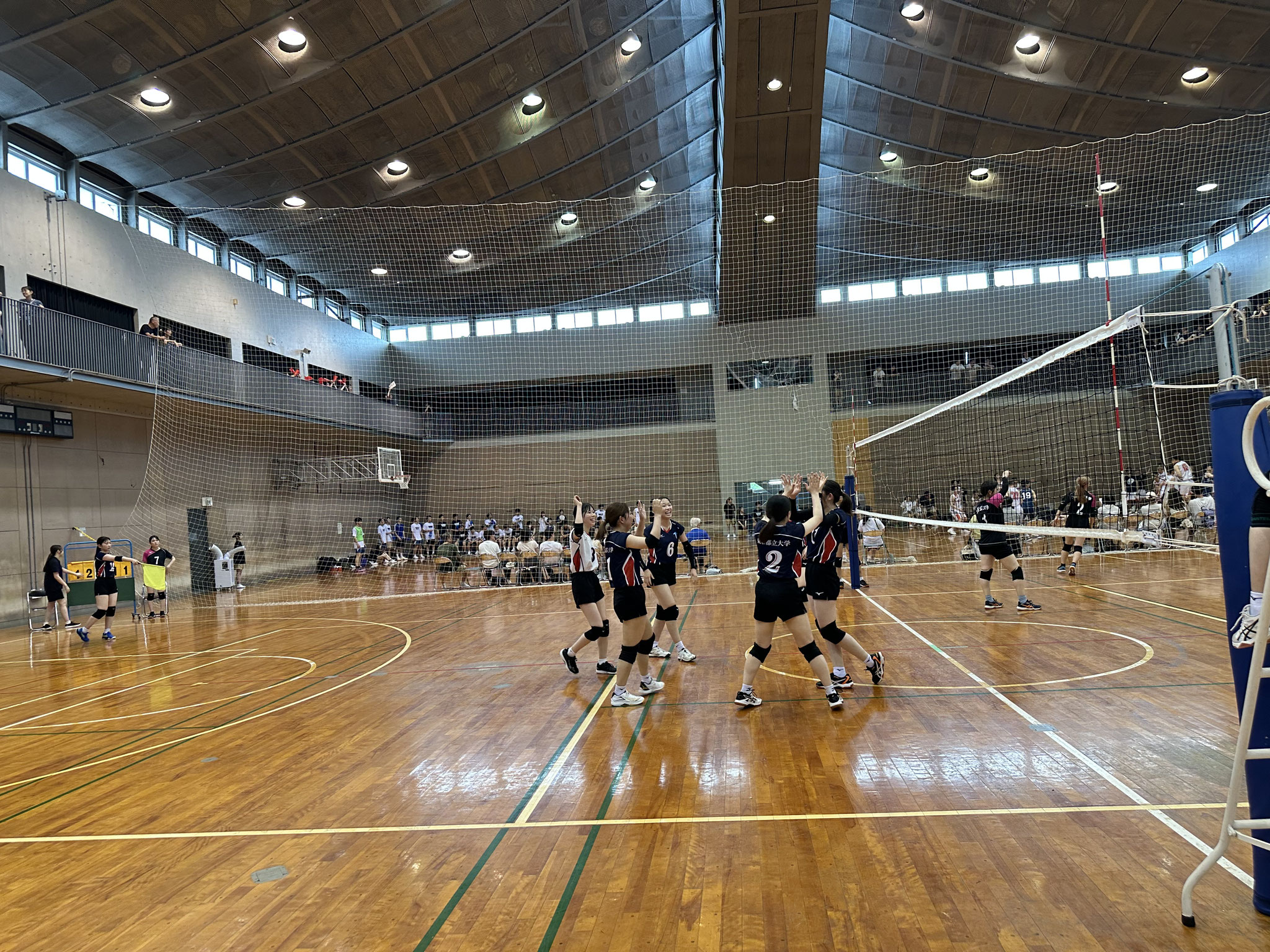 1年生杉生さん（１１）のブロックが決まって、ハイタッチ！