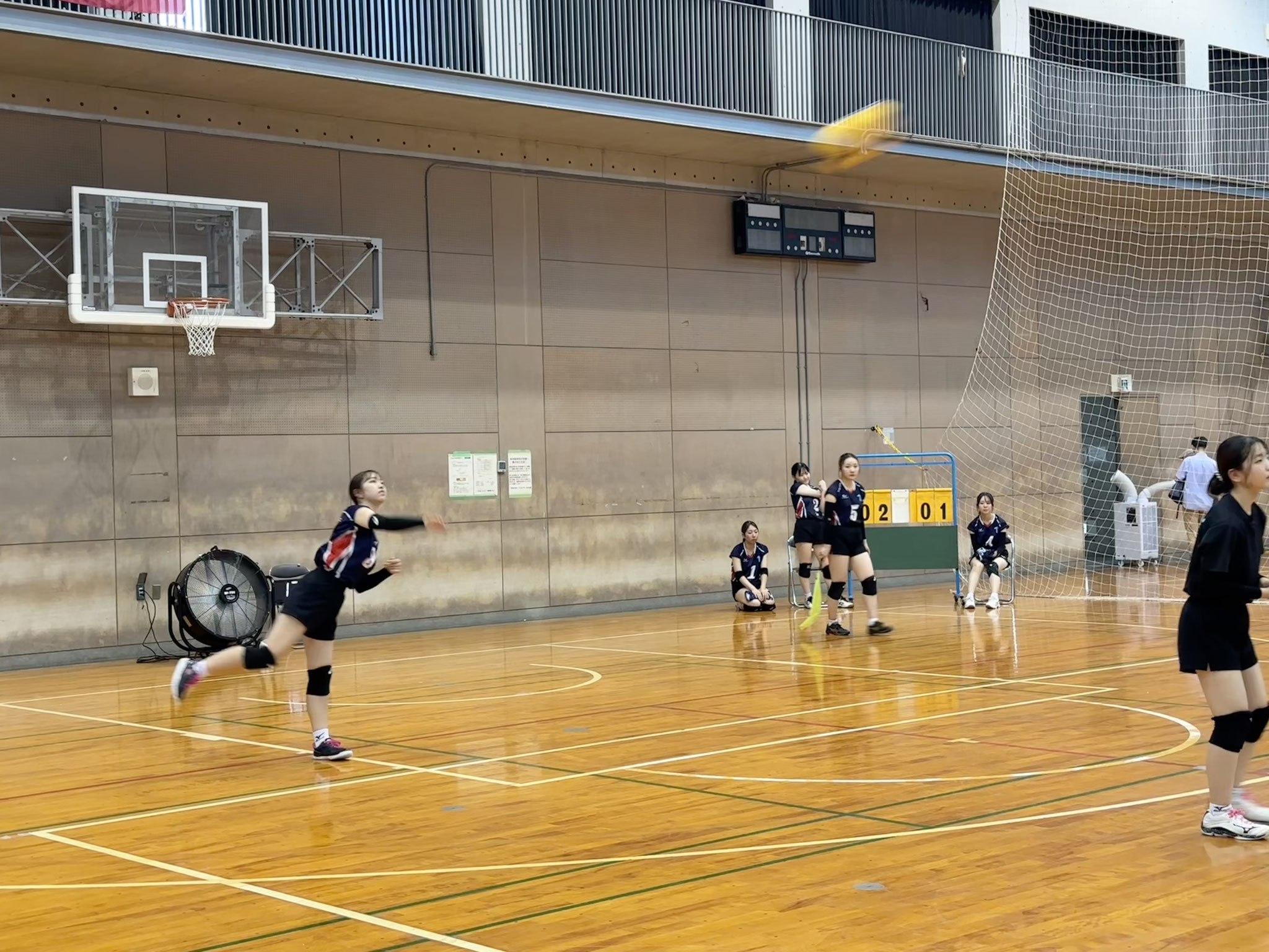 1年生チームで大阪との友好練習試合開始、若月 愛理（９）のサーブ