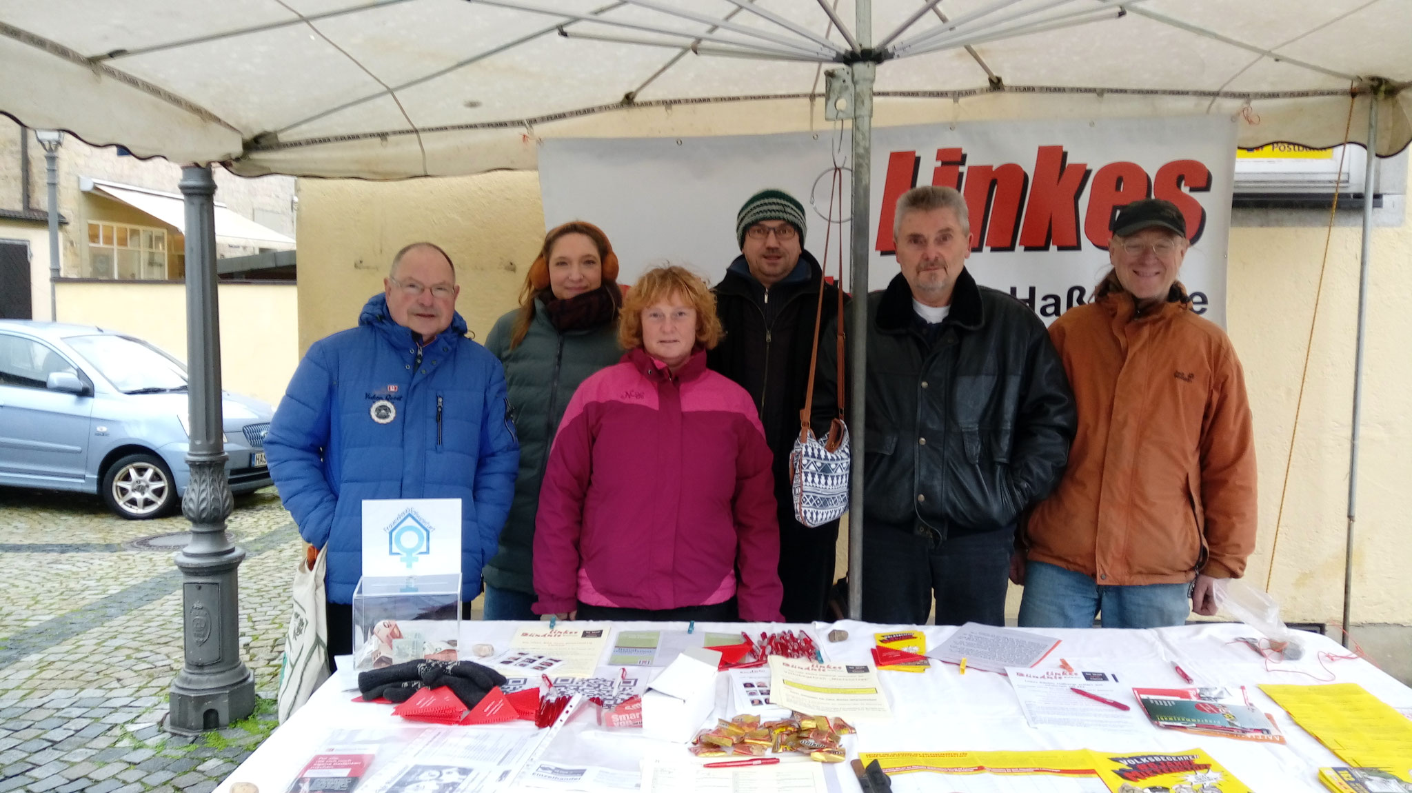 13.12.2019: Infostand in Haßfurt, v.l.n.r. Rudolf Schmachtenberger, Petra Tempert, Sabine Schmidt, Manfred Landig, Thomas Dietzel, Ernst Hümmer; Foto: Privat