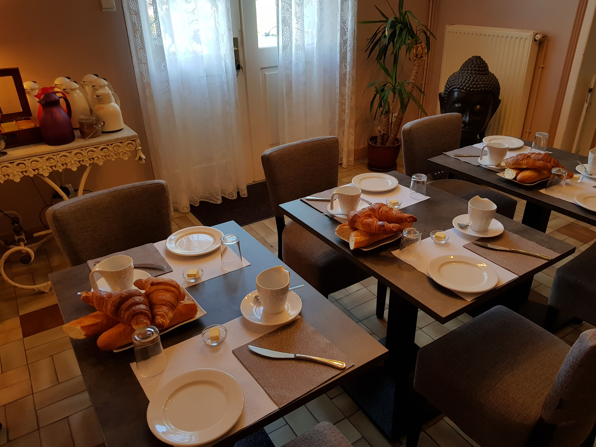 A Table Le Chateau Des Lumieres Chambres D Hotes En Baie De