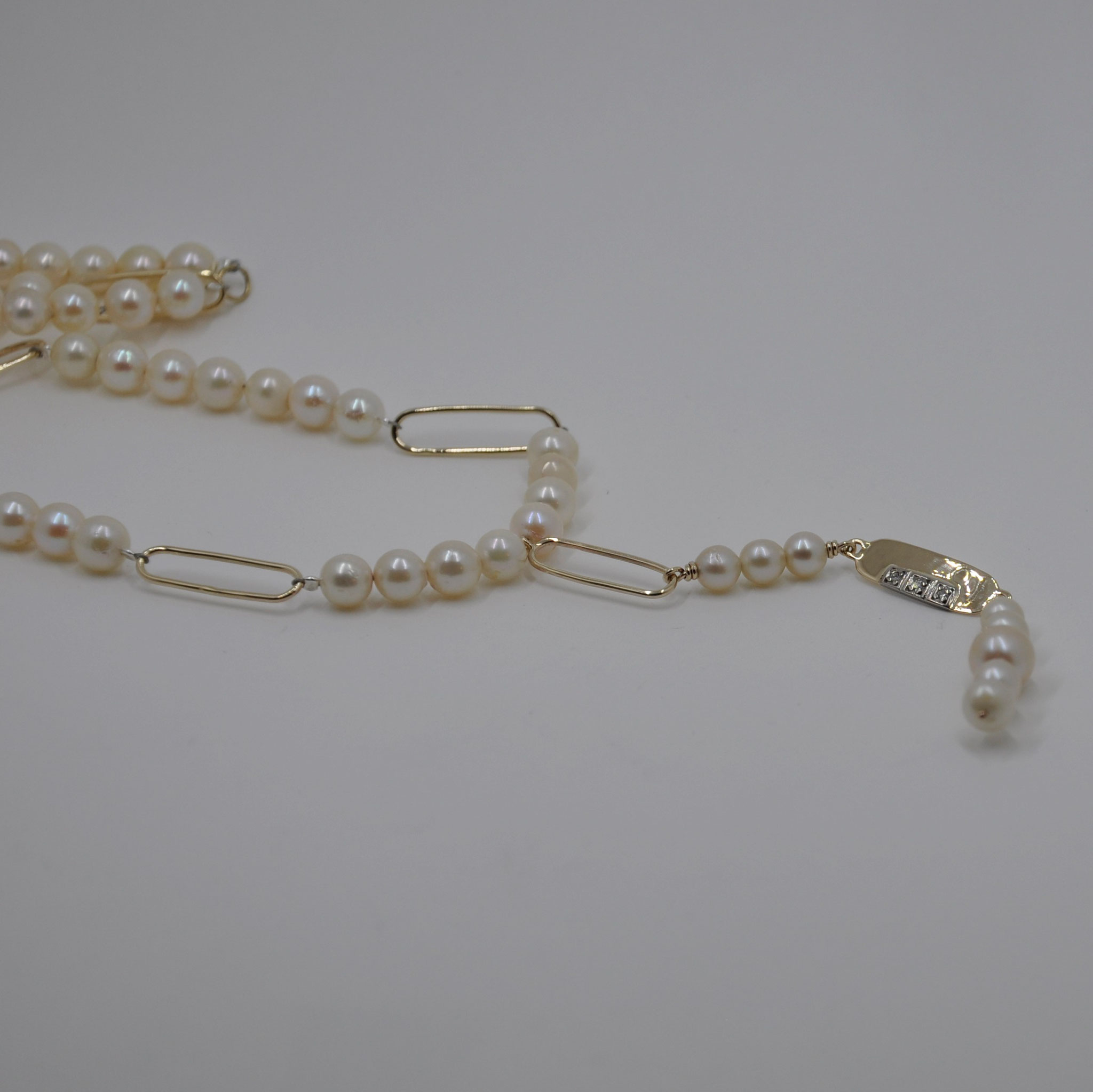 NACHHER 1: Kette aus Perlen mit Zwischenelementen aus Gold