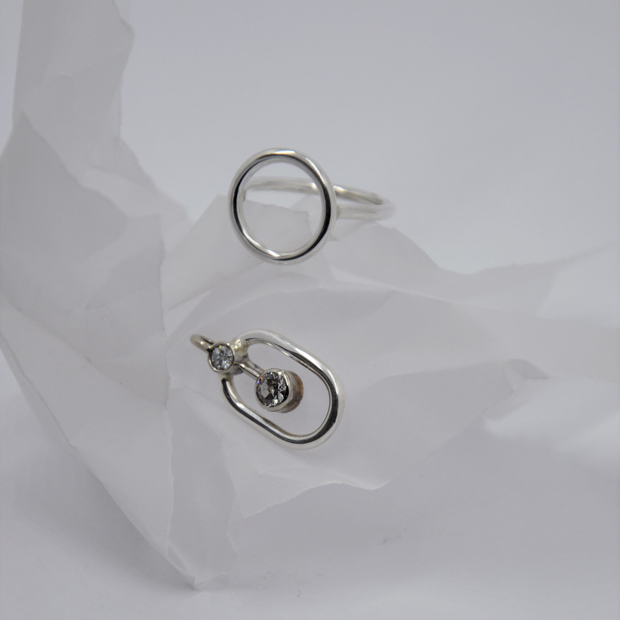 NACHHER: Circle-Ring und Anhänger mit Mittelteil aus Weißgold und Diamanten