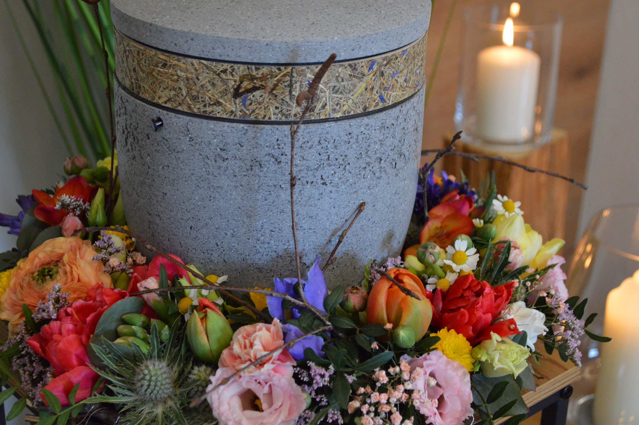 Urne mit Heukranz geschliffen im hauseigenen Abschiedsraum in Altusried