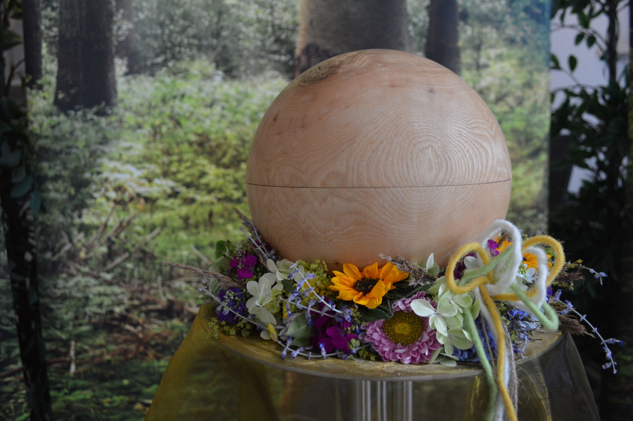 handgefertigte Holzurne mit Urnenkranz in Altusried