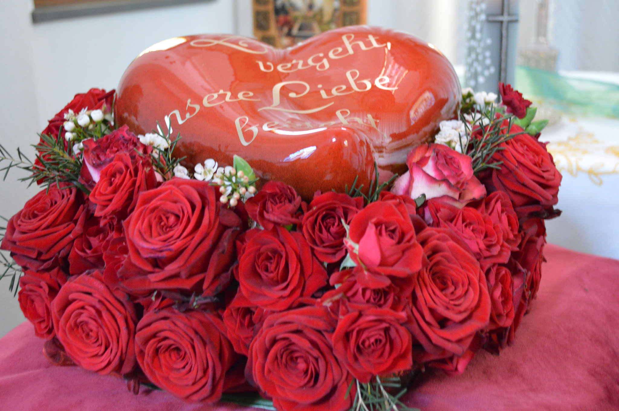 Keramikurne rotes Herz mit Rosenkranz in der Kapelle Buchenberg