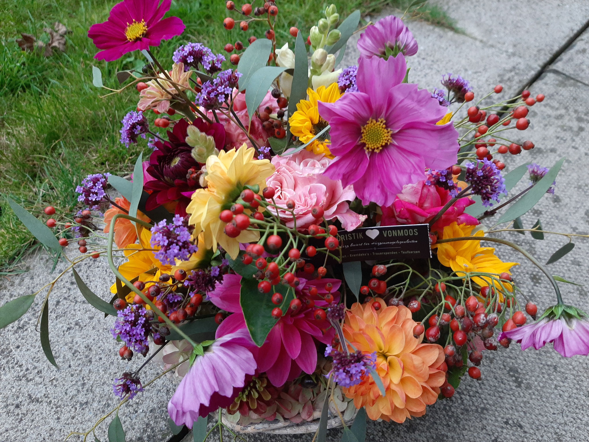 Saisonales Blumengesteck   ab 40.-