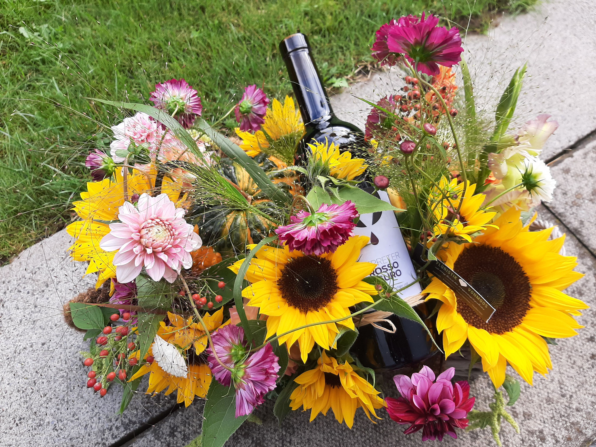 Saisonales Blumengesteck mit Wein   ab 80.-