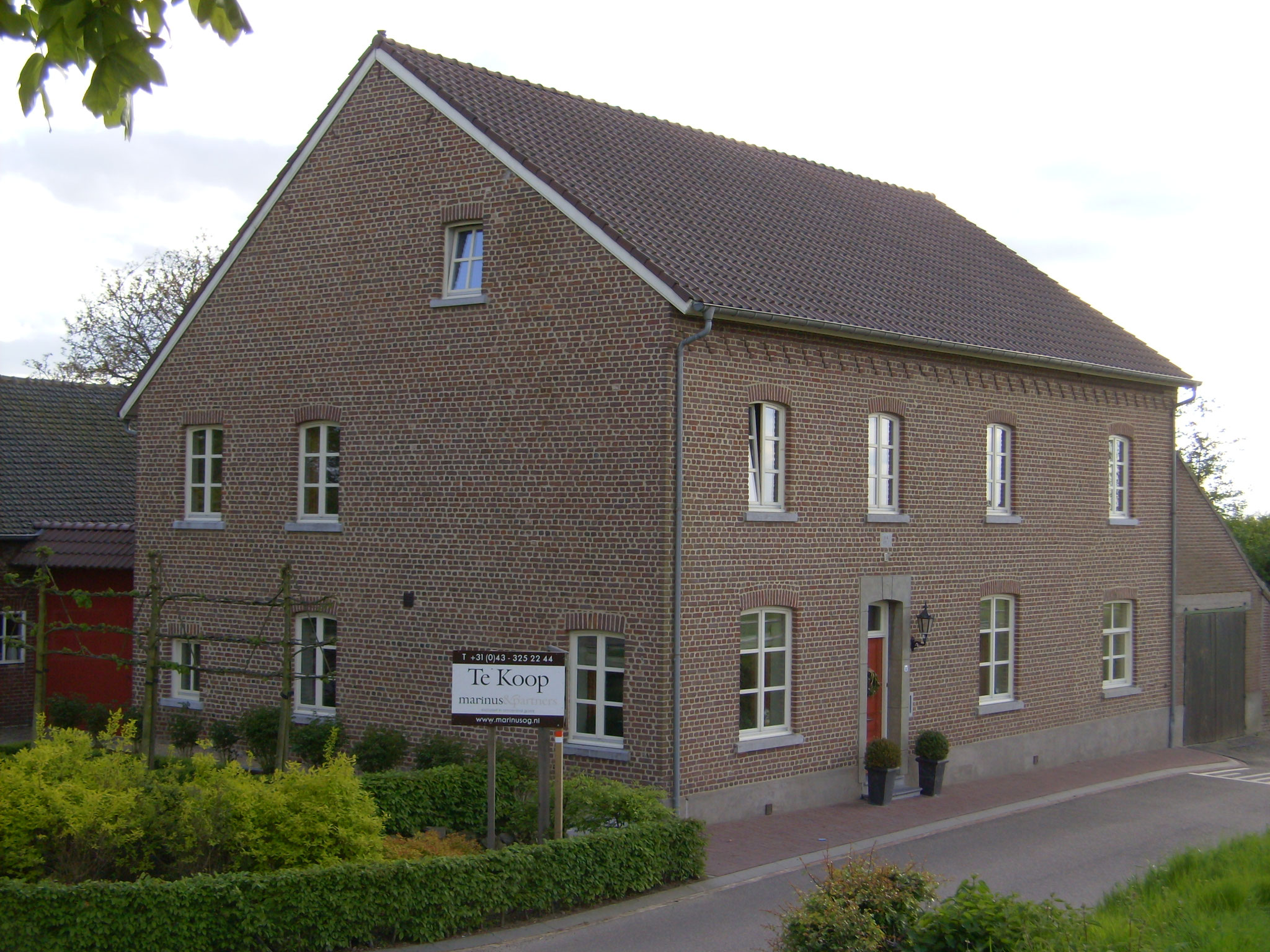 houten ramen en voordeur in Bruisterbosch