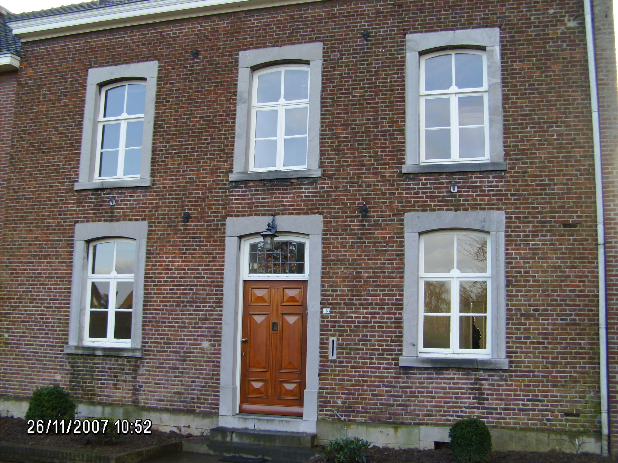 houten ramen en voordeur in Banholt