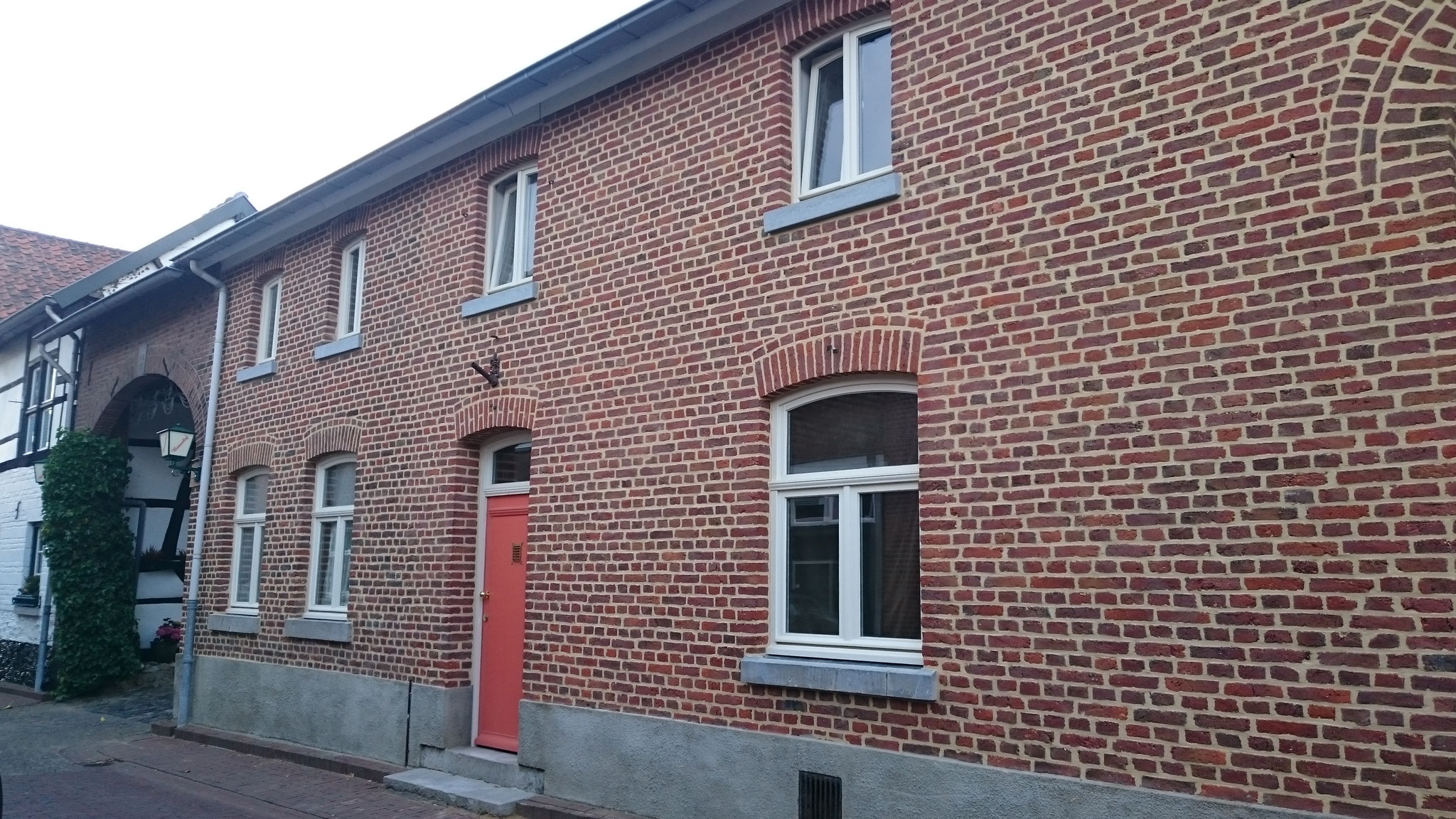 houten ramen en voordeur in Sint Geertruid