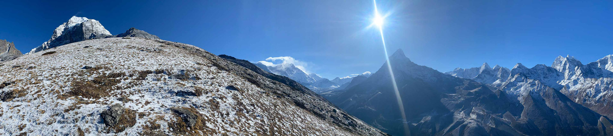 Die Grashänge unterhalb des 6500 Meter hohen Taboche sind frisch verschneit.