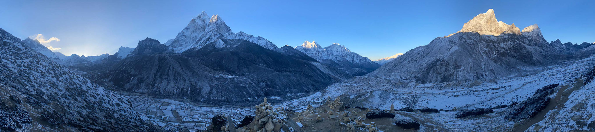 Sonnenaufgang über dem Dorf Dingboche.