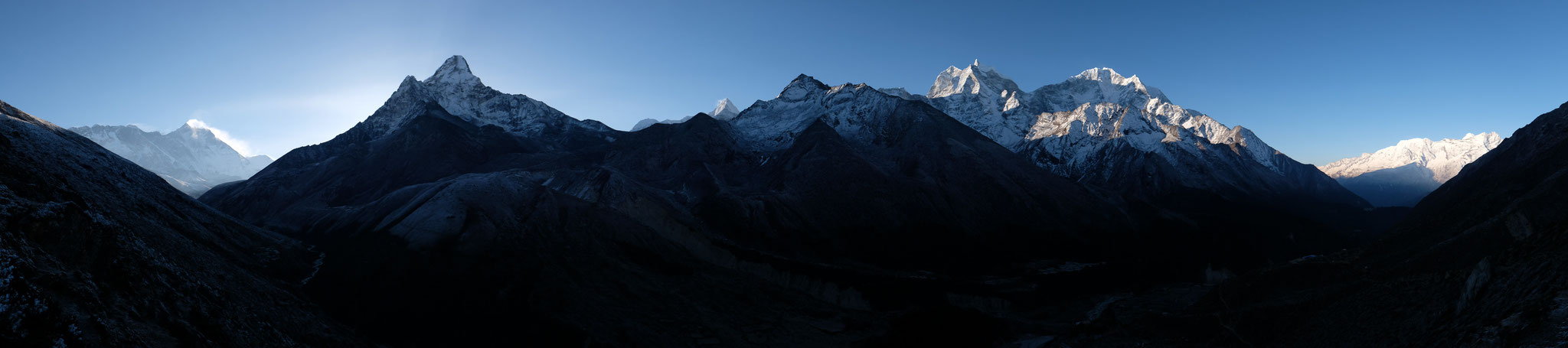 Aussen links die 8000er Mount Everest und Lhotse, Mitte links Ama Dablam, Mitte rechts die formschönen Kangtega undThamserku.